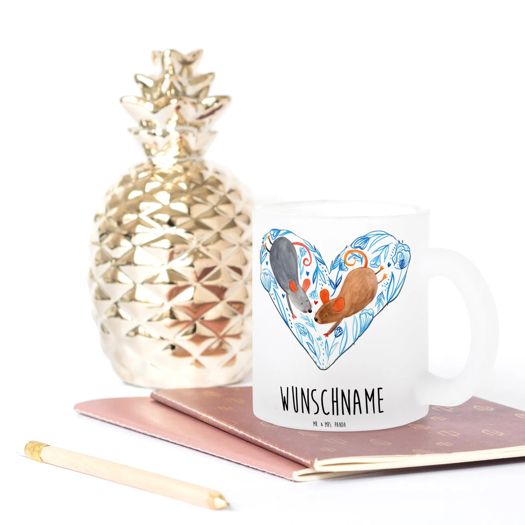 Personalisierte Teetasse Mäuse Herz Teetasse Für Frauen Mit Spruch, Teetasse Mit Liebevollem Text, Teetasse Mit Tiermotiv Und Wunschtext, Tasse Für Tee Mit Namen, Lustige Teetasse Mit Namen, Teetasse Personalisiert, Mikrowellengeeignete Teetasse Mit Namen, Porzellantasse Mit Gravur, Werbegeschenk mit Firmennamen, Glas Teebecher, Teetasse Mit Henkel Und Text, Emailletasse Mit Wunschtext, Teetasse aus Glas, Tasse Für Tee Mit Wunschtext, Firmengeschenk mit Wunschtext, Teetasse Mit Wunschtext, Teetasse Bedruckt Mit Wunschtext, Design Teetasse Mit Gravur, Teetasse Groß Mit Namen, Teetasse Für Kinder Mit Wunschtext, Lieblings Teetasse Mit Wunschtext, Kleine Teetasse Mit Wunschtext, Teetasse Mit Initialen, Keramiktasse Mit Namen, Teetasse Mit Namen, Teetasse Geschenk Personalisiert, Glas Teetasse Personalisiert, Vintage Teetasse Mit Gravur, Teegläser, Teetasse Mit Gravur, Teetasse Selbst Gestalten, Spülmaschinenfeste Teetasse Mit Text, Personalisierte Teetasse, Teetasse Modern Personalisiert, Teetasse Für Männer Mit Namen, Nachhaltige Teetasse Mit Wunschtext, Freundin, Freund, Liebe, Liebesgeschenk, Jahrestag, Verlobung, Partner, Ehemann, Ehefrau, Heiraten, Heiratsantrag, Hocheitstag, Lieblingsmensch, Geschenk für Zwei, Liebesbotschaft, Love, Maus, Gemeinsamkeit, Mäuse, Hochzeit, Liebesbeweis