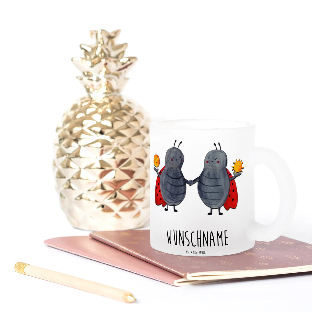 Personalisierte Teetasse Sternzeichen Zwilling Personalisierte Teetasse, Teetasse Modern Personalisiert, Tasse Für Tee Mit Namen, Kleine Teetasse Mit Wunschtext, Werbegeschenk mit Firmennamen, Teetasse Mit Henkel Und Text, Spülmaschinenfeste Teetasse Mit Text, Design Teetasse Mit Gravur, Emailletasse Mit Wunschtext, Lieblings Teetasse Mit Wunschtext, Keramiktasse Mit Namen, Teetasse Für Männer Mit Namen, Teetasse Groß Mit Namen, Teetasse Mit Liebevollem Text, Vintage Teetasse Mit Gravur, Teetasse Mit Wunschtext, Teetasse Bedruckt Mit Wunschtext, Firmengeschenk mit Wunschtext, Teetasse Mit Initialen, Teetasse Geschenk Personalisiert, Porzellantasse Mit Gravur, Teetasse Mit Gravur, Teetasse Für Kinder Mit Wunschtext, Mikrowellengeeignete Teetasse Mit Namen, Teetasse Für Frauen Mit Spruch, Teetasse Selbst Gestalten, Glas Teetasse Personalisiert, Nachhaltige Teetasse Mit Wunschtext, Teetasse Mit Namen, Lustige Teetasse Mit Namen, Teetasse Personalisiert, Teetasse Mit Tiermotiv Und Wunschtext, Tasse Für Tee Mit Wunschtext, Teetasse Mit Spruch, Tierkreiszeichen, Sternzeichen, Horoskop, Astrologie, Aszendent, Zwilling Sternzeichen, Zwillingsbruder, Marienkäfer, Geschenk Juni, Zwillingsschwester, Geschenk Mai, Zwilling Geschenk, Glückskäfer, Geburtstag Mai, Zwillinge
