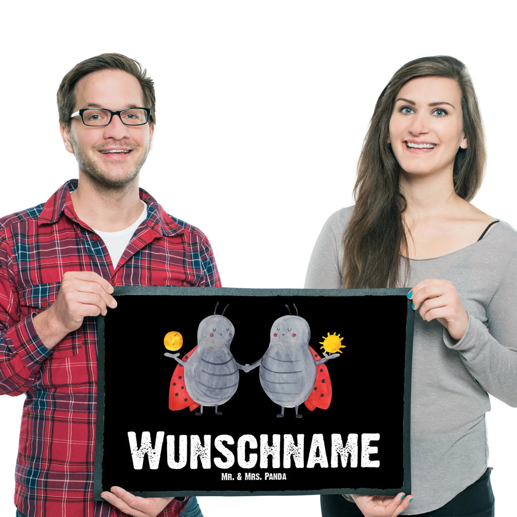 Personalisierte Fußmatte Sternzeichen Zwilling Namensfussmatte, Wunschnamen, Personalisieruung, Haustürmatte personalisiert, Türvorleger mit Namen, Fußmatte bedrucken, Personalisiert, Bedrucken, Türvorleger personalisiert, Personalisierte Fußmatte, Fußmatte mit Namen, Tierkreiszeichen, Sternzeichen, Horoskop, Astrologie, Aszendent, Marienkäfer, Glückskäfer, Geschenk Mai, Geburtstag Mai, Geschenk Juni, Zwilling Sternzeichen, Zwillingsbruder, Zwillingsschwester, Zwillinge, Zwilling Geschenk