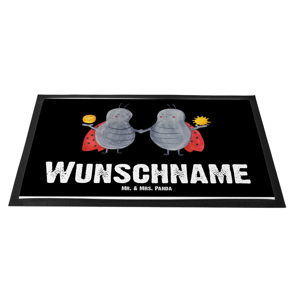 Personalisierte Fußmatte Sternzeichen Zwilling Namensfussmatte, Wunschnamen, Personalisieruung, Haustürmatte personalisiert, Türvorleger mit Namen, Fußmatte bedrucken, Personalisiert, Bedrucken, Türvorleger personalisiert, Personalisierte Fußmatte, Fußmatte mit Namen, Tierkreiszeichen, Sternzeichen, Horoskop, Astrologie, Aszendent, Marienkäfer, Glückskäfer, Geschenk Mai, Geburtstag Mai, Geschenk Juni, Zwilling Sternzeichen, Zwillingsbruder, Zwillingsschwester, Zwillinge, Zwilling Geschenk