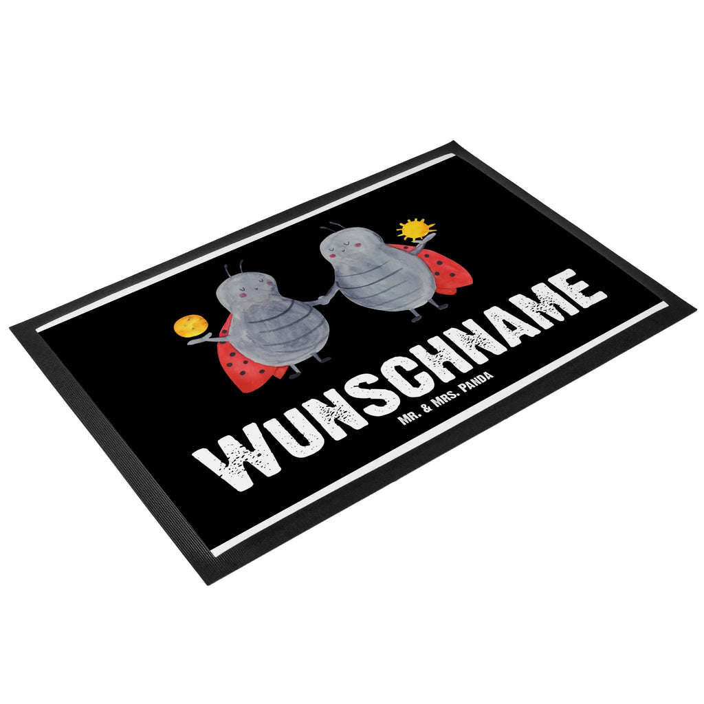 Personalisierte Fußmatte Sternzeichen Zwilling Namensfussmatte, Wunschnamen, Personalisieruung, Haustürmatte personalisiert, Türvorleger mit Namen, Fußmatte bedrucken, Personalisiert, Bedrucken, Türvorleger personalisiert, Personalisierte Fußmatte, Fußmatte mit Namen, Tierkreiszeichen, Sternzeichen, Horoskop, Astrologie, Aszendent, Marienkäfer, Glückskäfer, Geschenk Mai, Geburtstag Mai, Geschenk Juni, Zwilling Sternzeichen, Zwillingsbruder, Zwillingsschwester, Zwillinge, Zwilling Geschenk