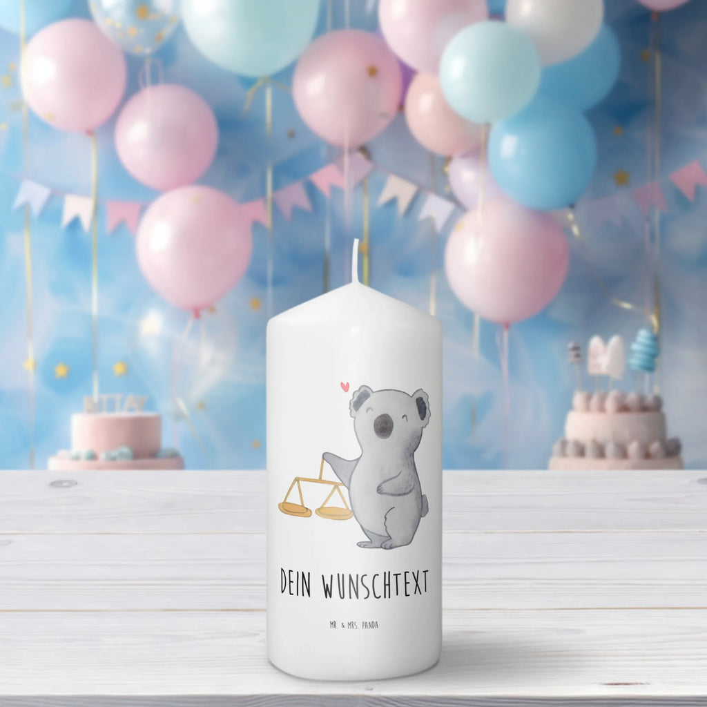 Personalisierte Kerze Waage Astrologie Kerze Mit Namen, Laternenkerze Mit Namensdruck, Votivkerze Mit Wunschname, Sojawachskerze Mit Namensdruck, Glas-Kerze Mit Wunschname, Trauerkerze Mit Namen, Kerze Für Hochzeit Mit Namensgravur, Schwimmkerze Mit Namen, Gartenkerze Mit Namen, Kommunionkerze Mit Namen, Stumpenkerze Mit Namensgravur, Weihnachtskerze Mit Namensgravur, LED-Kerze Mit Wunschname, Handgemachte Kerze Mit Wunschname, Tafelkerze Mit Wunschname, Grabkerze Mit Namensgravur, Taufekerze Mit Namensgravur, Kerze Mit Prägung Und Wunschname, Andachtskerze Mit Namensgravur, Bio-Kerze Mit Wunschname, Streukerze Mit Namensdruck, Fair-Trade-Kerze Mit Namensgravur, Kerze Mit Spruch Und Namen, Kerze Für Geburtstag Mit Wunschname, Duftkerze Mit Namen, Adventskerze Mit Wunschname, Gastgeschenk Kerze Mit Namen, Stearinkerze Mit Gravur, Bienenwachskerze Mit Wunschname, Metall-Kerze Mit Namensgravur, Outdoor-Kerze Mit Namensgravur, Handgegossene Kerze Mit Namen, Teelicht Mit Namensdruck, Personalisierte Kerze, Kerzen-Set Mit Namensgravur, Tischkerze Mit Namensdruck, Firmungskerze Mit Wunschname, Stabkerze Mit Gravur, Blockkerze Mit Namensdruck, Gedenkkerze Mit Namen, Osterkerze Mit Namen, Holz-Kerze Mit Namen, Sternzeichen, Tierkreiszeichen, Horoskop, Astrologie, Aszendent, Geschenk, Waage, Geburtstagsgeschenk, Geschenk Zum Geburtstag