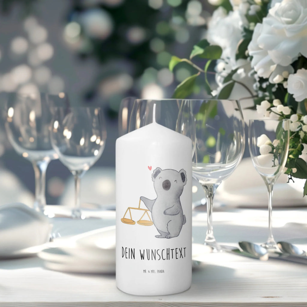 Personalisierte Kerze Waage Astrologie Kerze Mit Namen, Laternenkerze Mit Namensdruck, Votivkerze Mit Wunschname, Sojawachskerze Mit Namensdruck, Glas-Kerze Mit Wunschname, Trauerkerze Mit Namen, Kerze Für Hochzeit Mit Namensgravur, Schwimmkerze Mit Namen, Gartenkerze Mit Namen, Kommunionkerze Mit Namen, Stumpenkerze Mit Namensgravur, Weihnachtskerze Mit Namensgravur, LED-Kerze Mit Wunschname, Handgemachte Kerze Mit Wunschname, Tafelkerze Mit Wunschname, Grabkerze Mit Namensgravur, Taufekerze Mit Namensgravur, Kerze Mit Prägung Und Wunschname, Andachtskerze Mit Namensgravur, Bio-Kerze Mit Wunschname, Streukerze Mit Namensdruck, Fair-Trade-Kerze Mit Namensgravur, Kerze Mit Spruch Und Namen, Kerze Für Geburtstag Mit Wunschname, Duftkerze Mit Namen, Adventskerze Mit Wunschname, Gastgeschenk Kerze Mit Namen, Stearinkerze Mit Gravur, Bienenwachskerze Mit Wunschname, Metall-Kerze Mit Namensgravur, Outdoor-Kerze Mit Namensgravur, Handgegossene Kerze Mit Namen, Teelicht Mit Namensdruck, Personalisierte Kerze, Kerzen-Set Mit Namensgravur, Tischkerze Mit Namensdruck, Firmungskerze Mit Wunschname, Stabkerze Mit Gravur, Blockkerze Mit Namensdruck, Gedenkkerze Mit Namen, Osterkerze Mit Namen, Holz-Kerze Mit Namen, Sternzeichen, Tierkreiszeichen, Horoskop, Astrologie, Aszendent, Geschenk, Waage, Geburtstagsgeschenk, Geschenk Zum Geburtstag