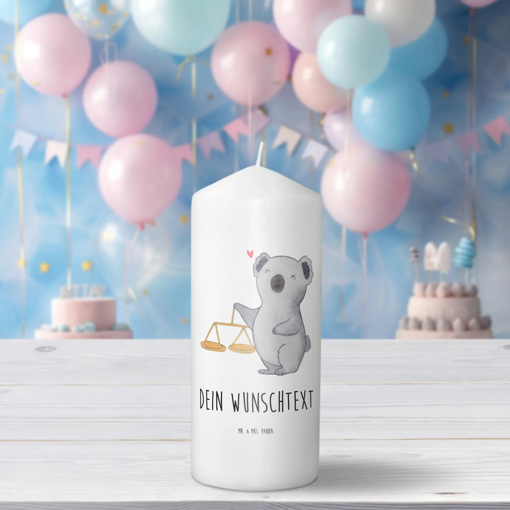 Personalisierte Kerze Waage Astrologie Kerze Mit Namen, Laternenkerze Mit Namensdruck, Votivkerze Mit Wunschname, Sojawachskerze Mit Namensdruck, Glas-Kerze Mit Wunschname, Trauerkerze Mit Namen, Kerze Für Hochzeit Mit Namensgravur, Schwimmkerze Mit Namen, Gartenkerze Mit Namen, Kommunionkerze Mit Namen, Stumpenkerze Mit Namensgravur, Weihnachtskerze Mit Namensgravur, LED-Kerze Mit Wunschname, Handgemachte Kerze Mit Wunschname, Tafelkerze Mit Wunschname, Grabkerze Mit Namensgravur, Taufekerze Mit Namensgravur, Kerze Mit Prägung Und Wunschname, Andachtskerze Mit Namensgravur, Bio-Kerze Mit Wunschname, Streukerze Mit Namensdruck, Fair-Trade-Kerze Mit Namensgravur, Kerze Mit Spruch Und Namen, Kerze Für Geburtstag Mit Wunschname, Duftkerze Mit Namen, Adventskerze Mit Wunschname, Gastgeschenk Kerze Mit Namen, Stearinkerze Mit Gravur, Bienenwachskerze Mit Wunschname, Metall-Kerze Mit Namensgravur, Outdoor-Kerze Mit Namensgravur, Handgegossene Kerze Mit Namen, Teelicht Mit Namensdruck, Personalisierte Kerze, Kerzen-Set Mit Namensgravur, Tischkerze Mit Namensdruck, Firmungskerze Mit Wunschname, Stabkerze Mit Gravur, Blockkerze Mit Namensdruck, Gedenkkerze Mit Namen, Osterkerze Mit Namen, Holz-Kerze Mit Namen, Sternzeichen, Tierkreiszeichen, Horoskop, Astrologie, Aszendent, Geschenk, Waage, Geburtstagsgeschenk, Geschenk Zum Geburtstag