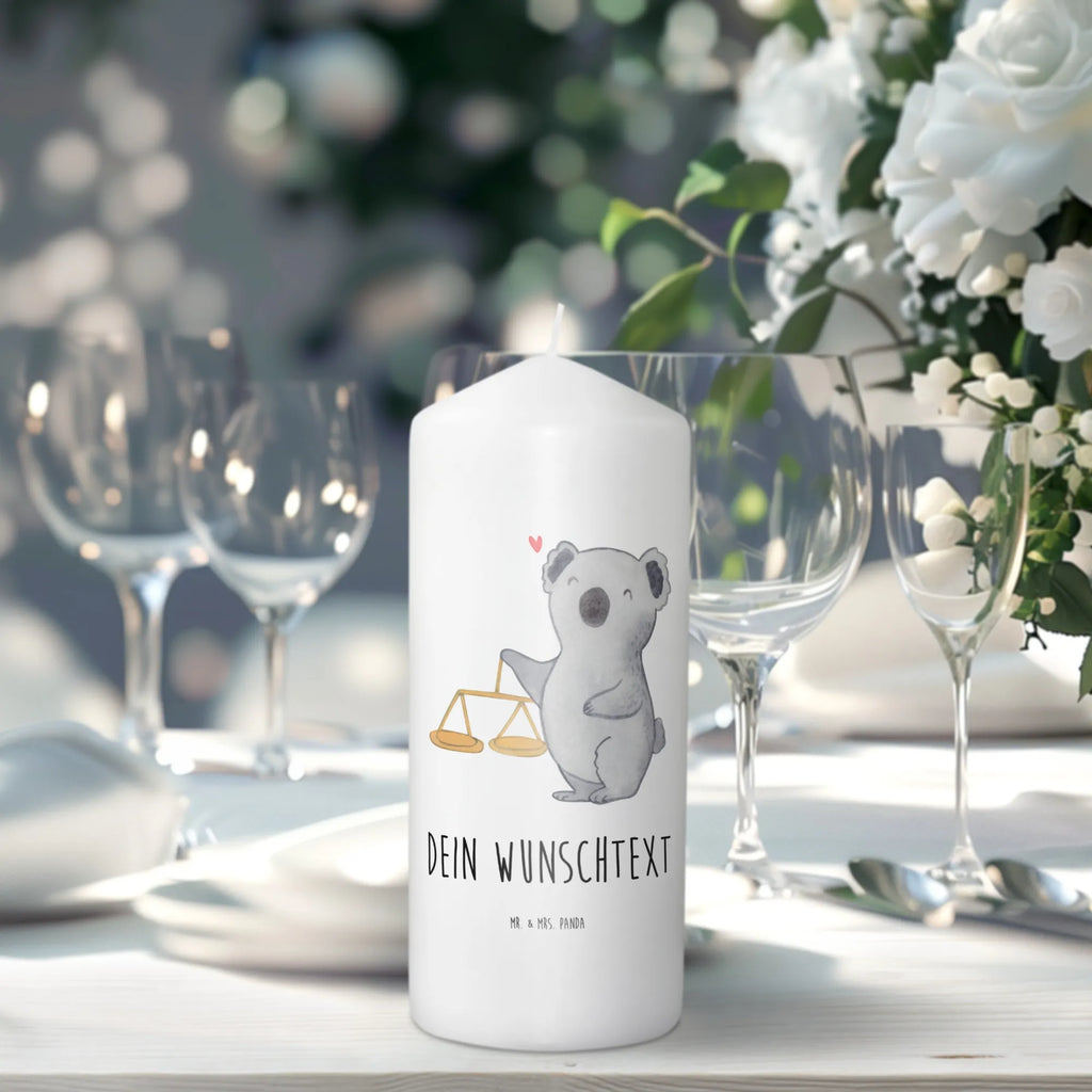 Personalisierte Kerze Waage Astrologie Kerze Mit Namen, Laternenkerze Mit Namensdruck, Votivkerze Mit Wunschname, Sojawachskerze Mit Namensdruck, Glas-Kerze Mit Wunschname, Trauerkerze Mit Namen, Kerze Für Hochzeit Mit Namensgravur, Schwimmkerze Mit Namen, Gartenkerze Mit Namen, Kommunionkerze Mit Namen, Stumpenkerze Mit Namensgravur, Weihnachtskerze Mit Namensgravur, LED-Kerze Mit Wunschname, Handgemachte Kerze Mit Wunschname, Tafelkerze Mit Wunschname, Grabkerze Mit Namensgravur, Taufekerze Mit Namensgravur, Kerze Mit Prägung Und Wunschname, Andachtskerze Mit Namensgravur, Bio-Kerze Mit Wunschname, Streukerze Mit Namensdruck, Fair-Trade-Kerze Mit Namensgravur, Kerze Mit Spruch Und Namen, Kerze Für Geburtstag Mit Wunschname, Duftkerze Mit Namen, Adventskerze Mit Wunschname, Gastgeschenk Kerze Mit Namen, Stearinkerze Mit Gravur, Bienenwachskerze Mit Wunschname, Metall-Kerze Mit Namensgravur, Outdoor-Kerze Mit Namensgravur, Handgegossene Kerze Mit Namen, Teelicht Mit Namensdruck, Personalisierte Kerze, Kerzen-Set Mit Namensgravur, Tischkerze Mit Namensdruck, Firmungskerze Mit Wunschname, Stabkerze Mit Gravur, Blockkerze Mit Namensdruck, Gedenkkerze Mit Namen, Osterkerze Mit Namen, Holz-Kerze Mit Namen, Sternzeichen, Tierkreiszeichen, Horoskop, Astrologie, Aszendent, Geschenk, Waage, Geburtstagsgeschenk, Geschenk Zum Geburtstag