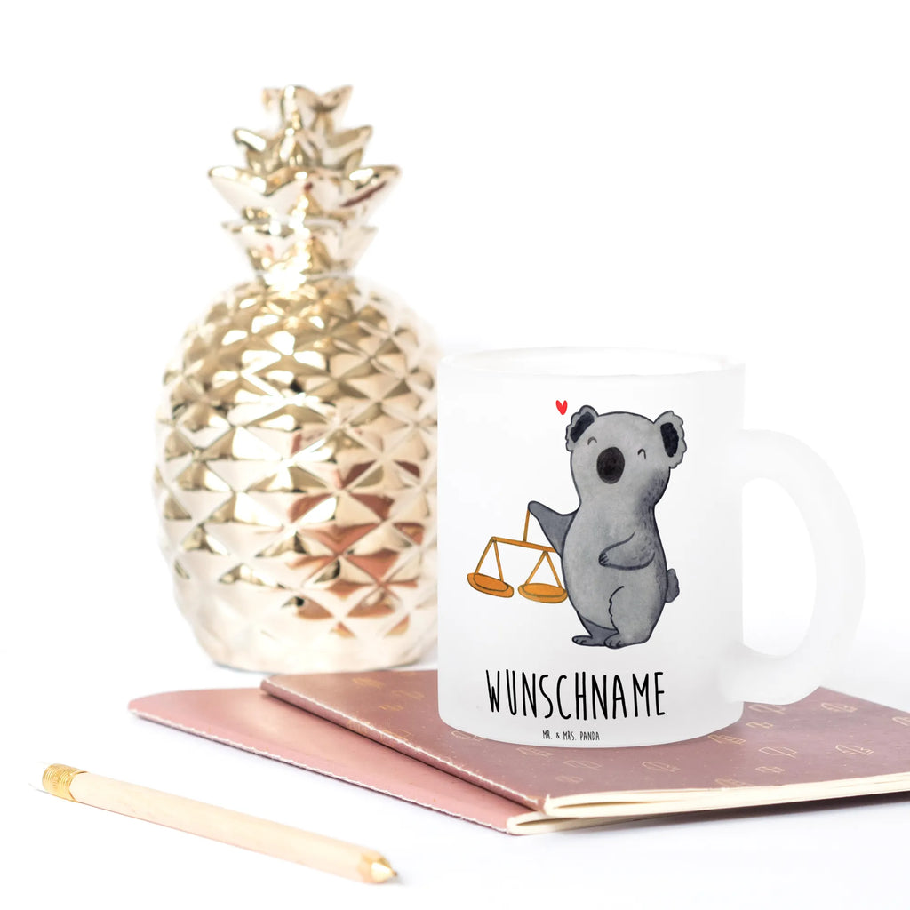 Personalisierte Teetasse Waage Astrologie Tasse Für Tee Mit Namen, Teetasse Mit Namen, Teetasse Groß Mit Namen, Nachhaltige Teetasse Mit Wunschtext, Teetasse Für Kinder Mit Wunschtext, Kleine Teetasse Mit Wunschtext, Tasse Für Tee Mit Wunschtext, Teetasse Selbst Gestalten, Mikrowellengeeignete Teetasse Mit Namen, Firmengeschenk mit Wunschtext, Personalisierte Teetasse, Lieblings Teetasse Mit Wunschtext, Werbegeschenk mit Firmennamen, Teetasse Mit Spruch, Teetasse Modern Personalisiert, Glas Teetasse Personalisiert, Teetasse Mit Initialen, Teetasse Mit Tiermotiv Und Wunschtext, Teetasse Mit Gravur, Teetasse Personalisiert, Keramiktasse Mit Namen, Porzellantasse Mit Gravur, Lustige Teetasse Mit Namen, Teetasse Für Frauen Mit Spruch, Teetasse Mit Liebevollem Text, Emailletasse Mit Wunschtext, Design Teetasse Mit Gravur, Spülmaschinenfeste Teetasse Mit Text, Teetasse Bedruckt Mit Wunschtext, Teetasse Für Männer Mit Namen, Teetasse Mit Henkel Und Text, Vintage Teetasse Mit Gravur, Teetasse Mit Wunschtext, Teetasse Geschenk Personalisiert, Tierkreiszeichen, Sternzeichen, Horoskop, Astrologie, Aszendent, Geburtstagsgeschenk, Geschenk, Waage, Geschenk zum Geburtstag