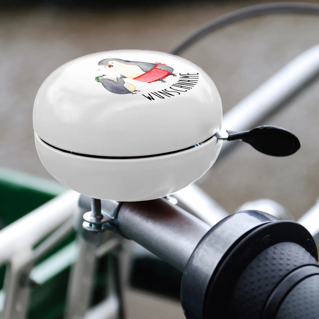 Personalisierte Fahrradklingel Pinguin mit Kind Fahrradklingel Einfach Montierbar Mit Wunschtext, Fahrradklingel Mit Wunschtext, Fahrradklingel Mit Initialen, Fahrradklingel Für Mädchen Mit Namen, Fahrradklingel Mit Namen, Fahrradklingel Mit Gravur, Fahrradklingel Mit Eigener Botschaft, Klassische Fahrradklingel Mit Namen, Fahrradklingel Für Jungen Mit Wunschtext, Fahrradklingel Personalisiert Mit Namen, Fahrradklingel Für E-Bike Mit Gravur, Fahrradklingel Für Roller Mit Wunschtext, Lustige Fahrradklingel Mit Wunschtext, Fahrradklingel Mit Personalisierung, Fahrradklingel Mit Text, Runde Fahrradklingel Mit Wunschtext, Fahrradklingel Mit Spruch Und Name, Fahrradklingel Individuell Gestalten, Bunte Fahrradklingel Personalisiert, Fahrradklingel Für Damen Personalisiert, Personalisierte Fahrradklingel, Fahrradklingel Für Citybike Mit Namen, Fahrradklingel Mit Liebevoller Botschaft, Fahrradklingel Geschenk Personalisiert, Fahrradklingel Mit Wunschdesign, Fahrradglocke Mit Gravur, Fahrradklingel Modern Mit Gravur, Fahrradklingel Für Kinder Mit Namen, Fahrradklingel Selbst Gestalten, Fahrradklingel Für Herren Mit Gravur, Familie, Vatertag, Muttertag, Bruder, Schwester, Mama, Papa, Oma, Opa, Mami, Mutter, Geburststag, Geschenk, Mutti