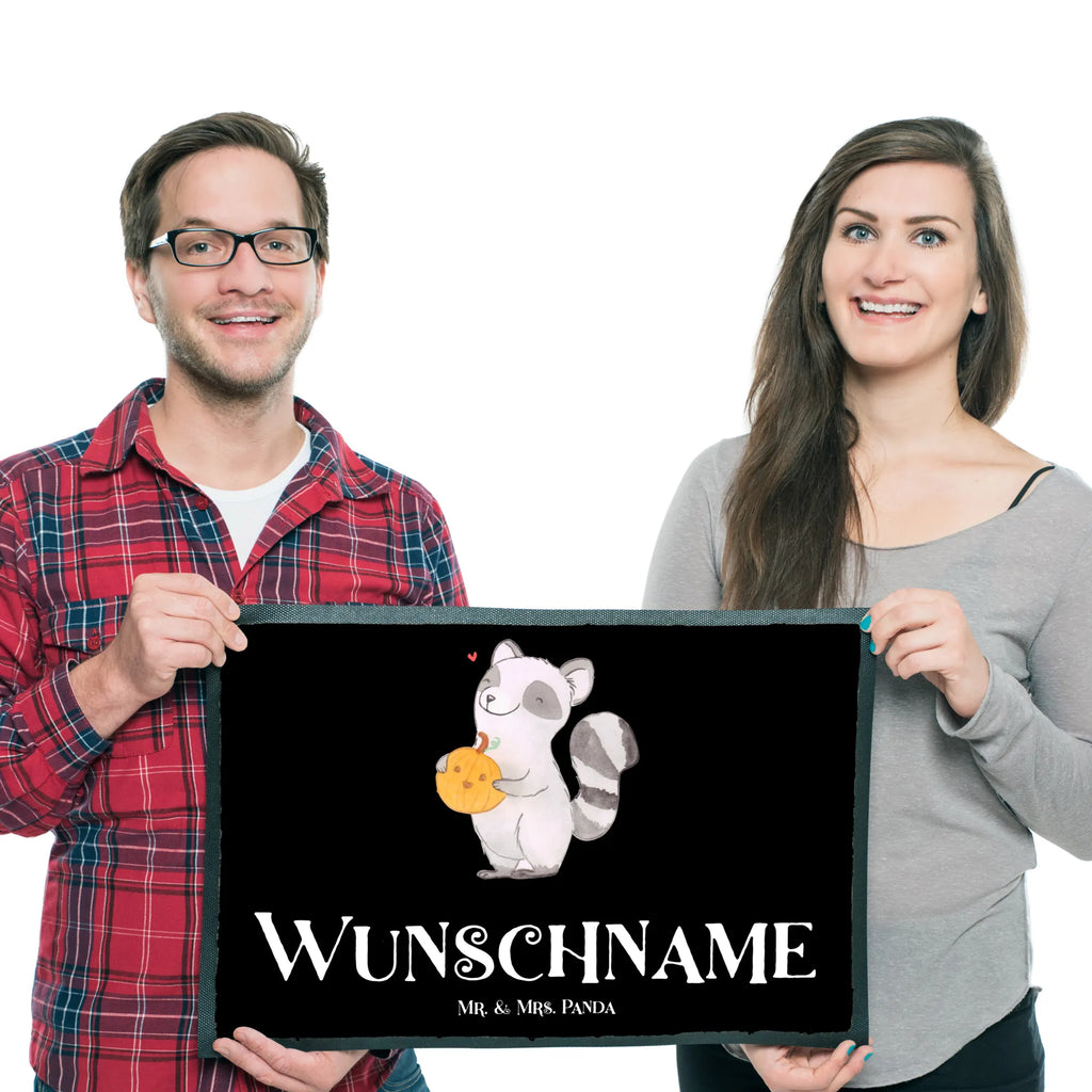 Spersonalizowana wycieraczka szop pracz dynia Wunschnamen, Personalisierte Fußmatte, Namensfussmatte, Fußmatte Bedrucken, Haustürmatte Personalisiert, Personalisierung, Personalisiert, Bedrucken, Türvorleger Personalisiert, Fußmatte mit Namen, Türvorleger mit Namen, Martinssingen, Geschenke, Schenken, Dekoration, Halloween, Deko, Kürbis, Waschbär, Trick Or Treat, Süßes Sonst Gibt's Saures, Halloween Deko