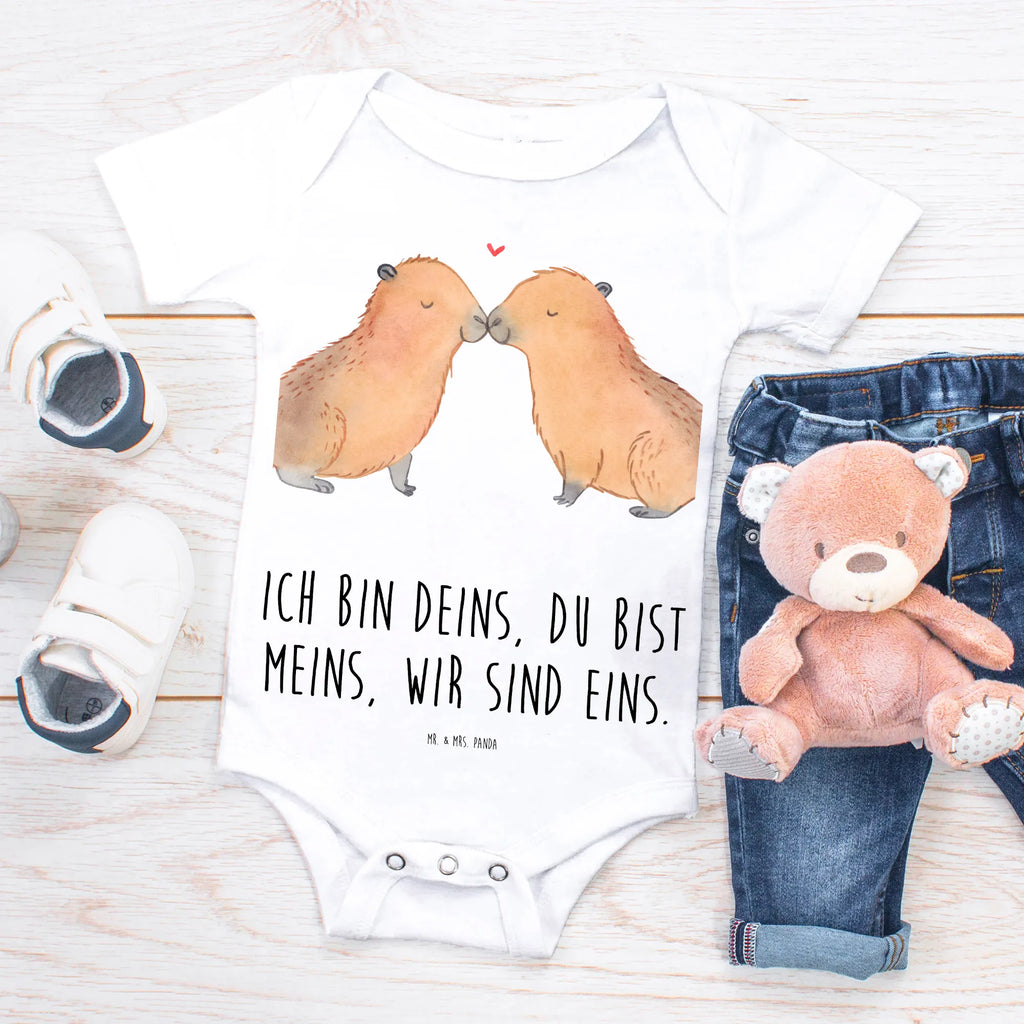 Baby Body Capybara Liebe Kurzarm-Strampler, Baby-Romper, Baby-Strampler, Wickelbody, Strampler, Baby Erstausstattung, Baby-Body, Babykleidung, Babystrampler, Baby-Overall, Baby-Kleidung, Tiermotive, Gute Laune, lustige Sprüche, Tiere, verliebt, Jahrestag, Verschmolzen, Partnertiere, Du bist meins, Liebesbeweis, Valentinstag, Kuschel Capybaras, Capybara, Tierliebe, Herzlich, Handgezeichnet, Liebesspruch, Romantisches Geschenk, Geschenkidee, Beziehung, Liebe, Paar, Ehejubiläum, Ich bin deins