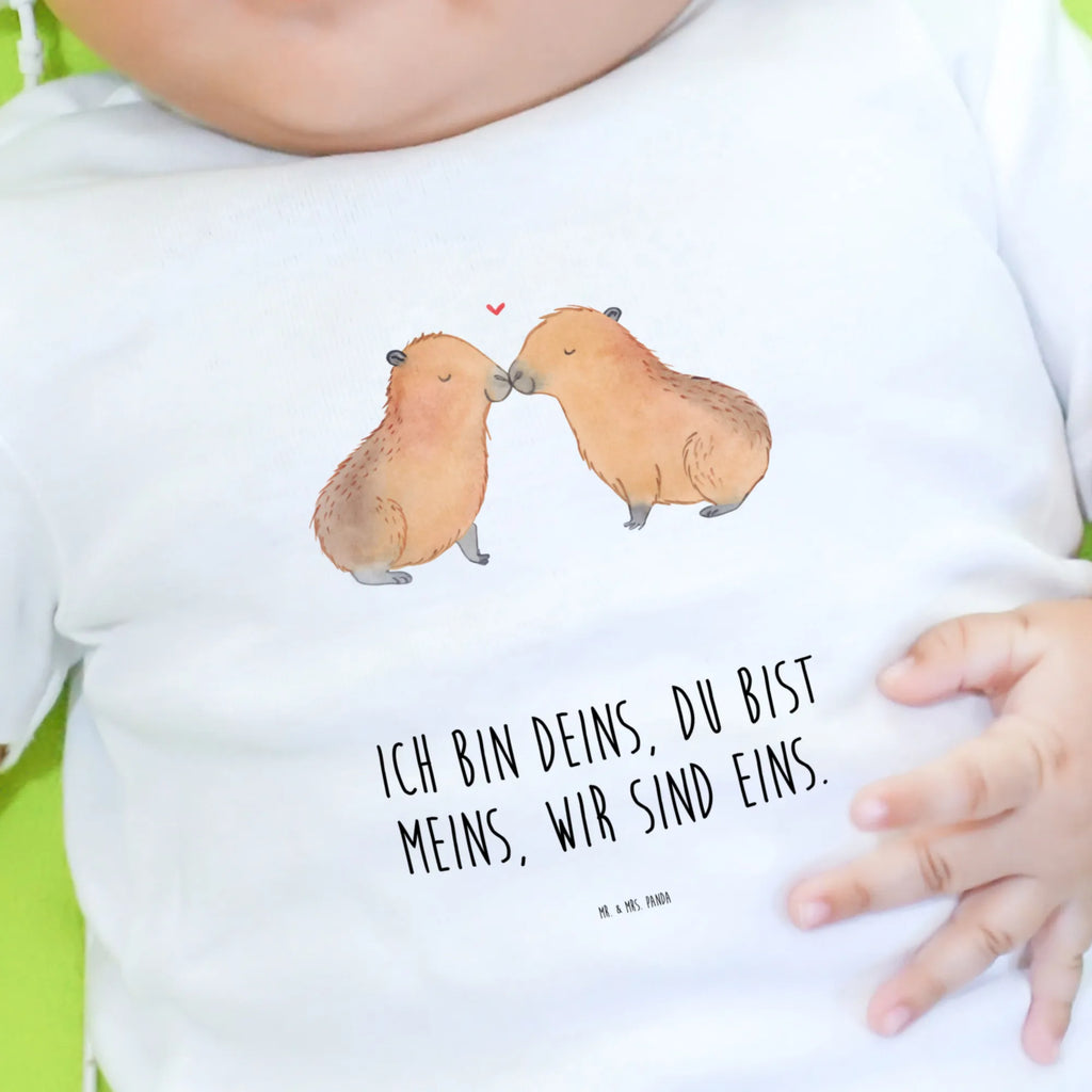 Baby Longsleeve Capybara Liebe Bio, Langarm, Mädchen, Jungen, Baby, Kleidung, Tiermotive, Gute Laune, lustige Sprüche, Tiere, Tierliebe, Beziehung, Du bist meins, Handgezeichnet, verliebt, Liebe, Liebesspruch, Jahrestag, Partnertiere, Geschenkidee, Ehejubiläum, Paar, Liebesbeweis, Valentinstag, Capybara, Ich bin deins, Kuschel Capybaras, Romantisches Geschenk, Verschmolzen, Herzlich