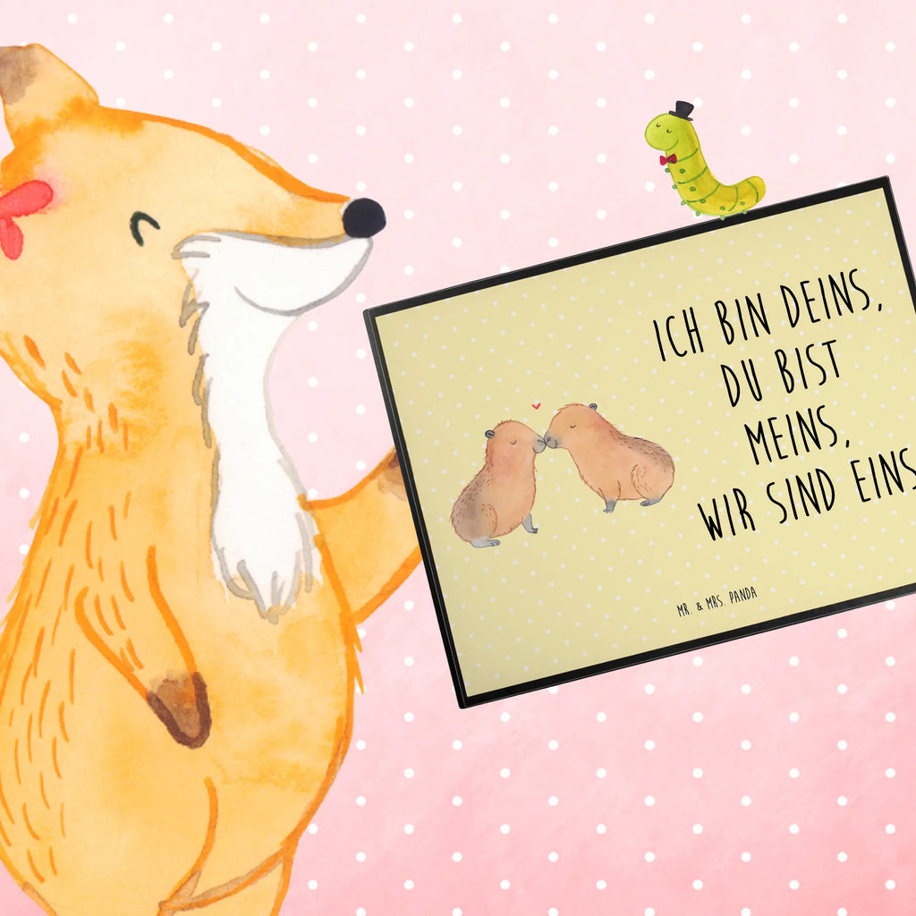 Schreibtischunterlage Capybara Liebe Schreibtischunterlage Groß, Schreibunterlage, Schreibtischauflage, Bürobedarf, Büroartikel, Schreibtisch Unterlagen, Schreibwaren, Tiermotive, Gute Laune, lustige Sprüche, Tiere, Liebesspruch, Liebe, Ehejubiläum, Valentinstag, Ich bin deins, Liebesbeweis, Verschmolzen, Du bist meins, Paar, Jahrestag, Romantisches Geschenk, Kuschel Capybaras, Tierliebe, verliebt, Capybara, Handgezeichnet, Beziehung, Geschenkidee, Herzlich, Partnertiere