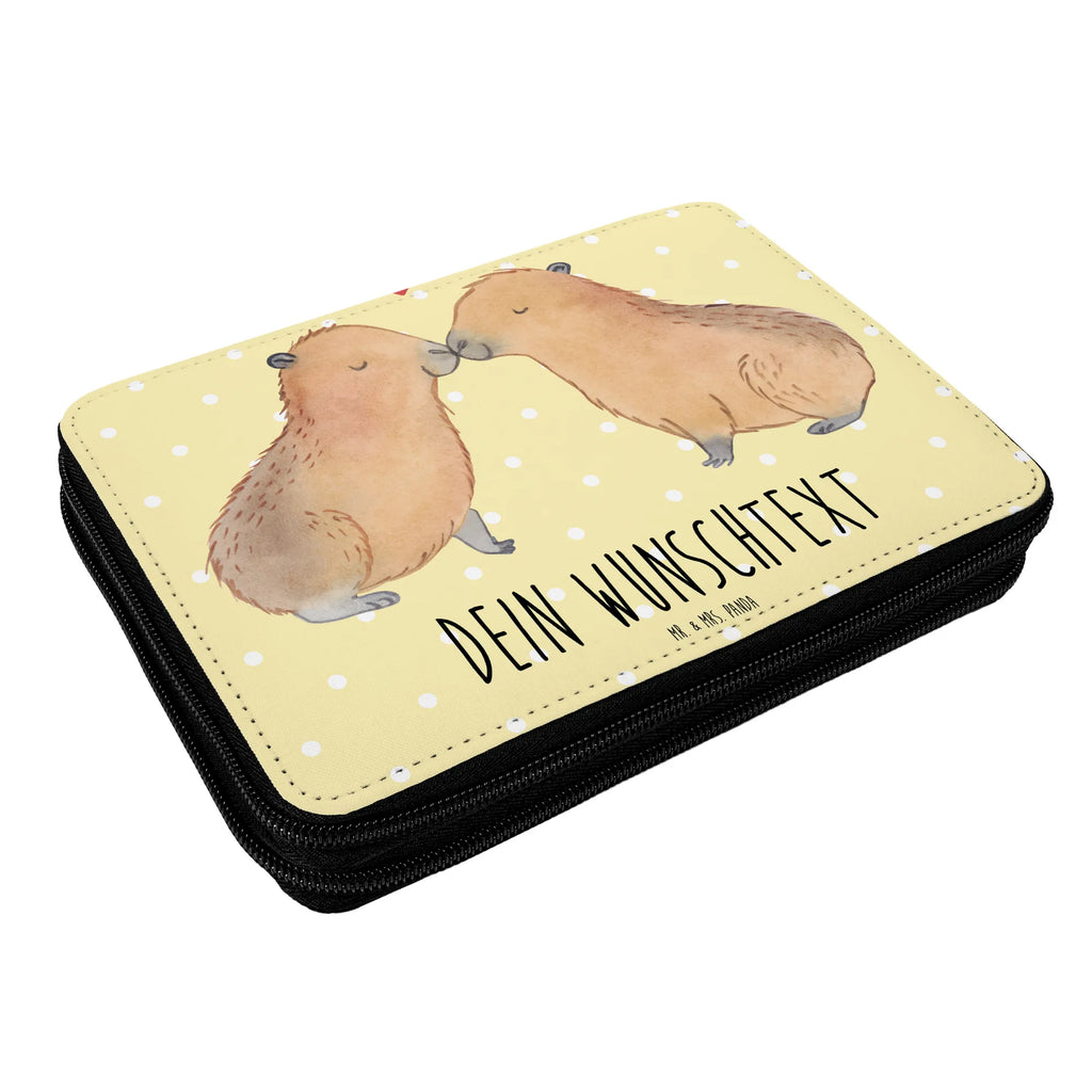Personalisierte Federmappe Capybara Liebe Personalisierte Stiftetasche, Personalisierte Federmappe, Stiftemappe mit Namen, Federmappe Einschulung, PersonalisierteS Stifte Etui, Stifterolle mit Namen, Grundschule, Kind, Einschulung, Federmäppchen mit Namen, Bestückte Federmappe, Federmäppchen bedruckt, Federmappe mit Namen, Schülerin, Personalisierte Stifterolle, Schüler, Motiv, Schule, Kinder Federmappe, PersonalisierteS Federmäppchen, Geschenk, Büro Stifte Etui, Tiermotive, Gute Laune, lustige Sprüche, Tiere, Capybara, verliebt, Liebe, Liebesbeweis, Ich bin deins, Ehejubiläum, Liebesspruch, Herzlich, Kuschel Capybaras, Beziehung, Valentinstag, Romantisches Geschenk, Handgezeichnet, Tierliebe, Geschenkidee, Paar, Du bist meins, Verschmolzen, Jahrestag, Partnertiere