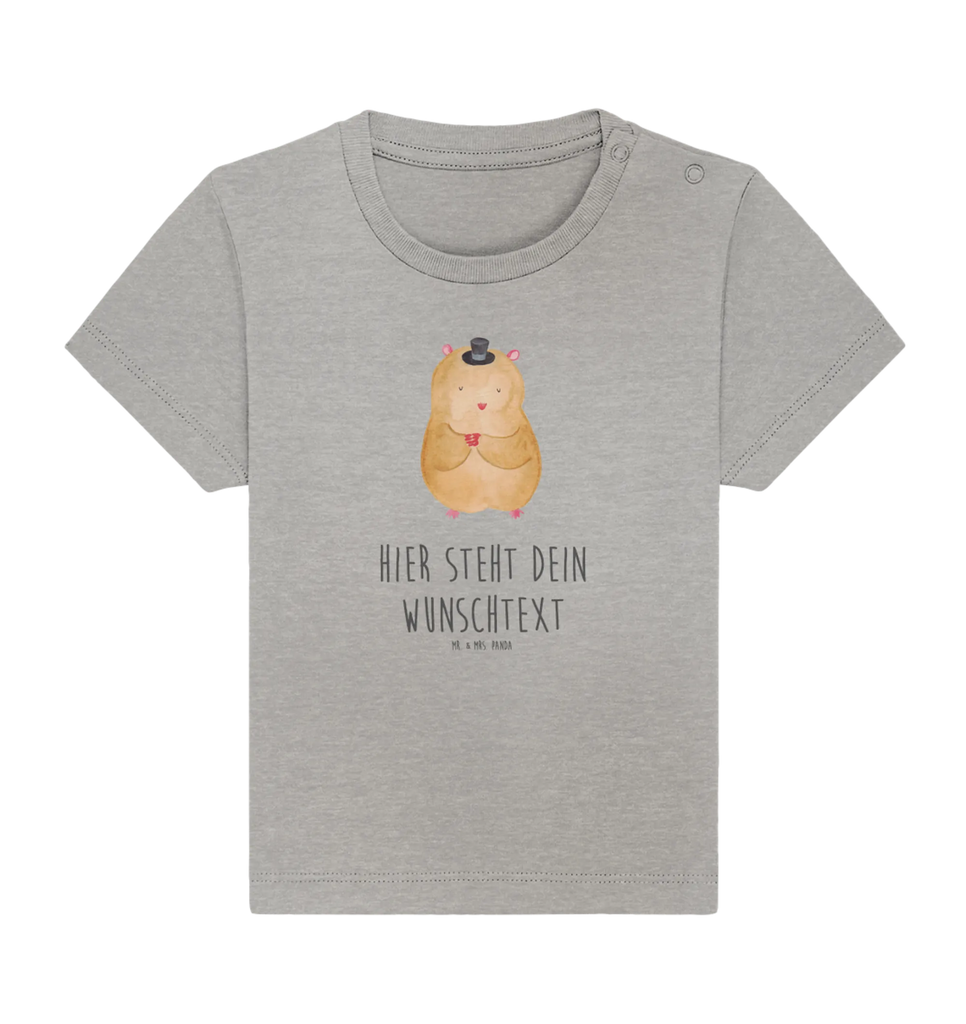 Spersonalizowana koszulka dla niemowląt Chomik kapelusz Modernes Baby Shirt Mit Namen, Baby Shirt Mit Motiv Und Wunschname, Baby Shirt Mädchen Mit Wunschname, Süßes Baby Shirt Mit Wunschnamen, Baby Shirt Bunt Mit Wunschnamen, Baby Shirt Geschenk Mit Namen, Baby Shirt Unisex Mit Namen, Baby Shirt Gestreift Mit Namen, Baby Shirt Neutral Mit Namensdruck, Baby Shirt Mit Namen, Baby Jerseyshirt Mit Namen, Baby Langarmshirt Mit Wunschnamen, Baby Shirt Alltag Mit Namensdruck, Baby Top Mit Namen, Baby Kurzarmshirt Mit Namen, Baby Oberteil Mit Namensdruck, Baby Shirt Zur Geburt Mit Wunschname, Baby Shirt Junge Mit Namen, Baby Shirt Grau Mit Wunschname, Baby Shirt Weiß Mit Namen, Baby Shirt Pastell Mit Namen, Baby Shirt Mit Aufdruck Und Namen, Baby Bio Shirt Mit Namen, Baby Baumwollshirt Mit Wunschnamen, Baby T-Shirt Mit Wunschnamen, Lustiges Baby Shirt Mit Namen, Baby Shirt Erstausstattung Mit Namen, Baby Pullover Mit Namensgravur, Personalisierter Baby-Shirt, Baby Sweatshirt Mit Namen, Klassisches Baby Shirt Mit Wunschname, Baby Hemd Mit Wunschname, Tiere, Lustige Sprüche, Gute Laune, Tiermotive, Hamster, Zylinder, Magier, Zauberer, Hut, Zwerghamster