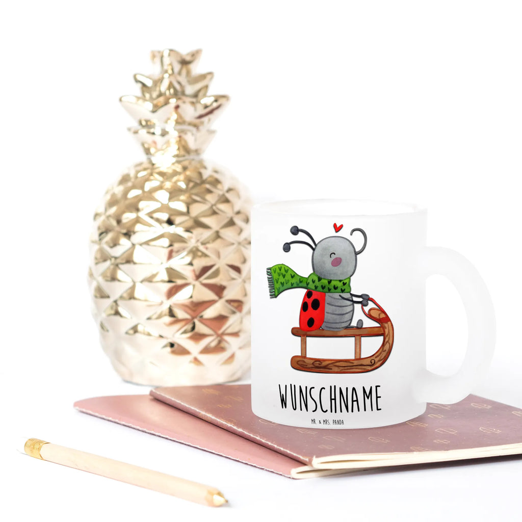 Personalisierte Teetasse Smörle Rodeln Nachhaltige Teetasse Mit Wunschtext, Spülmaschinenfeste Teetasse Mit Text, Teegläser, Firmengeschenk mit Wunschtext, Teetasse Mit Gravur, Emailletasse Mit Wunschtext, Teetasse Für Frauen Mit Spruch, Kleine Teetasse Mit Wunschtext, Mikrowellengeeignete Teetasse Mit Namen, Teetasse Mit Tiermotiv Und Wunschtext, Teetasse Mit Wunschtext, Teetasse Groß Mit Namen, Teetasse Selbst Gestalten, Teetasse Für Kinder Mit Wunschtext, Teetasse Für Männer Mit Namen, Teetasse Personalisiert, Vintage Teetasse Mit Gravur, Glas Teebecher, Tasse Für Tee Mit Wunschtext, Lustige Teetasse Mit Namen, Teetasse Mit Henkel Und Text, Teetasse Mit Liebevollem Text, Teetasse Mit Initialen, Teetasse Mit Namen, Teetasse Geschenk Personalisiert, Teetasse Modern Personalisiert, Lieblings Teetasse Mit Wunschtext, Teetasse aus Glas, Glas Teetasse Personalisiert, Tasse Für Tee Mit Namen, Porzellantasse Mit Gravur, Design Teetasse Mit Gravur, Teetasse Bedruckt Mit Wunschtext, Personalisierte Teetasse, Keramiktasse Mit Namen, Werbegeschenk mit Firmennamen, Weihnachten, Winter, Weihnachtsdeko, Nikolaus, Advent, Heiligabend, Wintermotiv, Schlittenfahren, Smörle, Marzipan