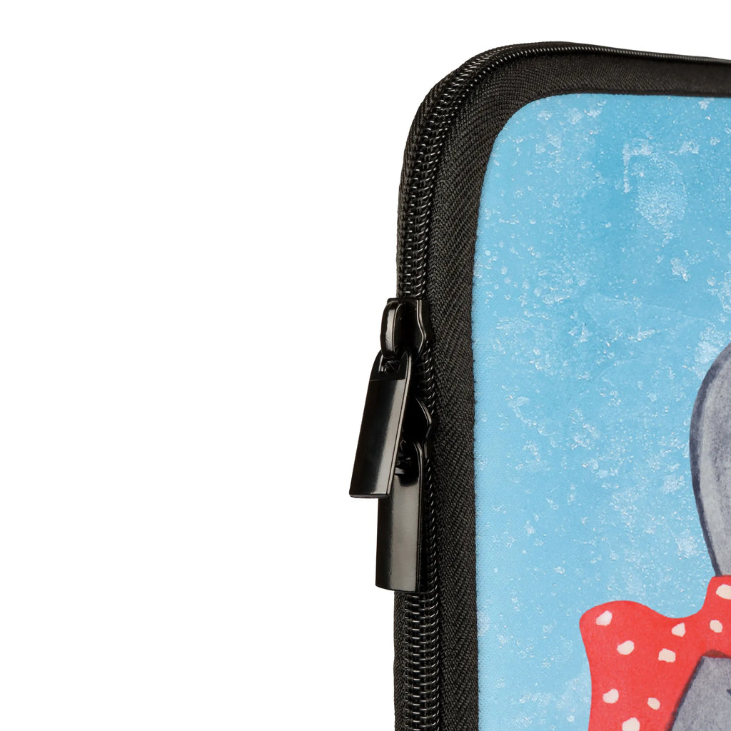 Notebook Tasche Smörle Winterzeit Notebookhülle, Laptop-Sleeve, Notebook-Tasche Minimalistisch, Notebook-Tasche Mit Schultergurt, Notebook-Tasche Aus Leder, Notebook-Tasche Mit Organizer, Notebook-Sleeve, Notebook-Tasche Ergonomisch, Notebook-Tasche Mit Reißverschluss, Notebook-Tasche Modern, Notebook-Tasche Für Damen, Notebook-Tasche Für Herren, Notebook-Tasche Studenten, Laptop-Rucksack, Notebook-Tasche Rucksackstil, Notebook-Querträger, Laptop-Case, Notebook-Tasche Aus Nylon, Notebook-Tasche Vintage, Notebook-Tasche Casual, Notebook-Tasche Für 13 Zoll, Notebook-Tasche Business, Laptophülle, Notebook-Tasche Gepolstert, Notebook-Umhängetasche, Notebook-Tasche Büro, Laptop-Umhängetasche, Notebook-Aktentasche, Laptoptasche, Notebook-Tasche Robust, Notebook-Tasche Mit Tragegriff, Notebook-Rucksack, ChatGPT:<br />Notebooktasche, Notebook-Tasche Aus Canvas, Notebook-Tasche Reisegeeignet, Notebook-Tasche Für 17 Zoll, Notebook-Tasche Leicht, Laptop-Aktentasche, Laptop-Messenger-Bag, Notebook-Case, Notebook-Tasche Aus Neopren, Notebook-Tasche Für 15 Zoll, Laptop-Hülle, Notebook-Tasche Slim, Notebook-Tasche Mit Zubehörfach, Notebook-Tasche Klassisch, Notebook-Tasche Wasserfest, Winter, Weihnachten, Weihnachtsdeko, Nikolaus, Advent, Heiligabend, Wintermotiv, Weihnachtszeit, Weihnachten Grüße, Weihnachtsgruß