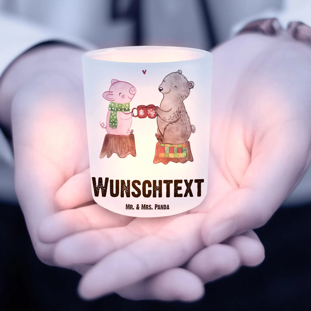 Personalisiertes Windlicht Glühschwein Sause Teelichthalter Outdoor mit Namen, Teelichthalter mit Wunschtext, Windglas, Teelichthalter für Draußen Selber Gestalten, Windlicht mit Namen, Windlicht Garten mit Namen, Windlichter mit Namen, Windlichtgläser, Windlicht Vintage mit Namen, Windlicht Draußen Selber Gestalten, Windlicht Glas mit Wunschtext, Windlicht Dekoration mit Namen, Teelichthalter mit Namen, Teelicht Glas mit Namen, Kerzengläser, Windlichter für Teelichter, Weihnachten, Winter, Weihnachtsdeko, Nikolaus, Advent, Heiligabend, Wintermotiv, Weihnachtszeit, Alles Gute, Bär, Schwein, Prost