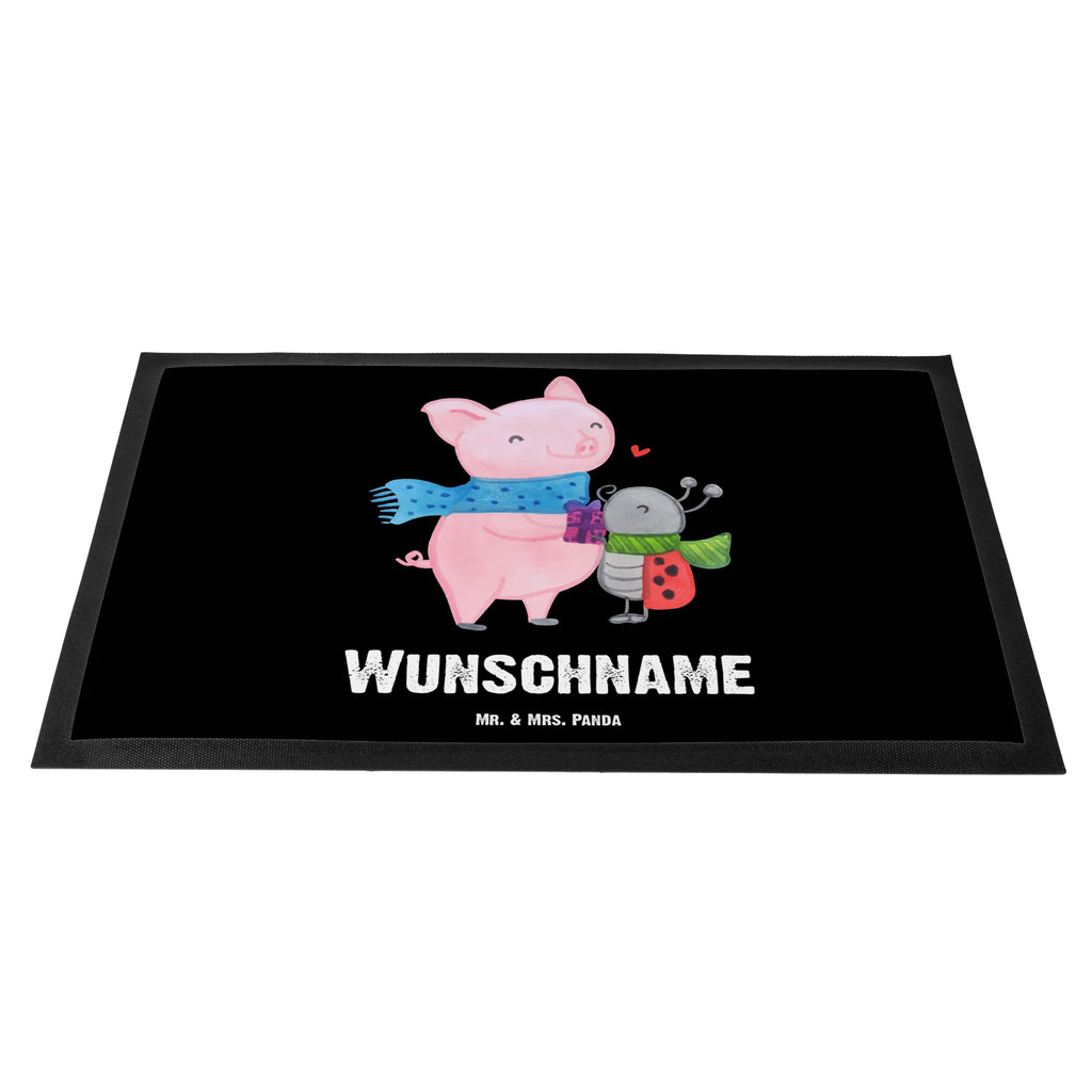 Personalisierte Fußmatte Glühschwein Smörle Personalisierung, Personalisierte Fußmatte, Türvorleger mit Namen, Wunschnamen, Namensfussmatte, Personalisiert, Fußmatte Bedrucken, Türvorleger Personalisiert, Haustürmatte Personalisiert, Bedrucken, Fußmatte mit Namen, Wintermotiv, Heiligabend, Advent, Weihnachten, Nikolaus, Weihnachtsdeko, Winter, Romantische Geschenkidee Glühwein, Süßer Marienkäfer Gibt Geschenk, Glühwein Liebhaber Geschenk, Glühwein Ist Köstlich Spruch, Kreatives Glühschwein Design, Winterlicher Glühwein Spruch, Marienkäfer in Winterkleidung, Herzliches Marienkäfer Motiv, Smörle Der Stolze Marienkäfer, Handgezeichnetes Glühschwein