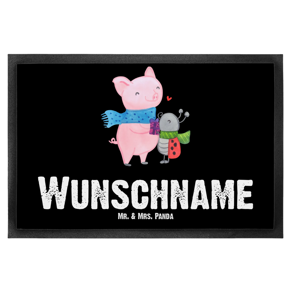 Personalisierte Fußmatte Glühschwein Smörle Personalisierung, Personalisierte Fußmatte, Türvorleger mit Namen, Wunschnamen, Namensfussmatte, Personalisiert, Fußmatte Bedrucken, Türvorleger Personalisiert, Haustürmatte Personalisiert, Bedrucken, Fußmatte mit Namen, Wintermotiv, Heiligabend, Advent, Weihnachten, Nikolaus, Weihnachtsdeko, Winter, Romantische Geschenkidee Glühwein, Süßer Marienkäfer Gibt Geschenk, Glühwein Liebhaber Geschenk, Glühwein Ist Köstlich Spruch, Kreatives Glühschwein Design, Winterlicher Glühwein Spruch, Marienkäfer in Winterkleidung, Herzliches Marienkäfer Motiv, Smörle Der Stolze Marienkäfer, Handgezeichnetes Glühschwein