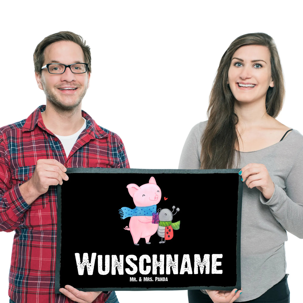 Personalisierte Fußmatte Glühschwein Smörle Personalisierung, Personalisierte Fußmatte, Türvorleger mit Namen, Wunschnamen, Namensfussmatte, Personalisiert, Fußmatte Bedrucken, Türvorleger Personalisiert, Haustürmatte Personalisiert, Bedrucken, Fußmatte mit Namen, Wintermotiv, Heiligabend, Advent, Weihnachten, Nikolaus, Weihnachtsdeko, Winter, Romantische Geschenkidee Glühwein, Süßer Marienkäfer Gibt Geschenk, Glühwein Liebhaber Geschenk, Glühwein Ist Köstlich Spruch, Kreatives Glühschwein Design, Winterlicher Glühwein Spruch, Marienkäfer in Winterkleidung, Herzliches Marienkäfer Motiv, Smörle Der Stolze Marienkäfer, Handgezeichnetes Glühschwein