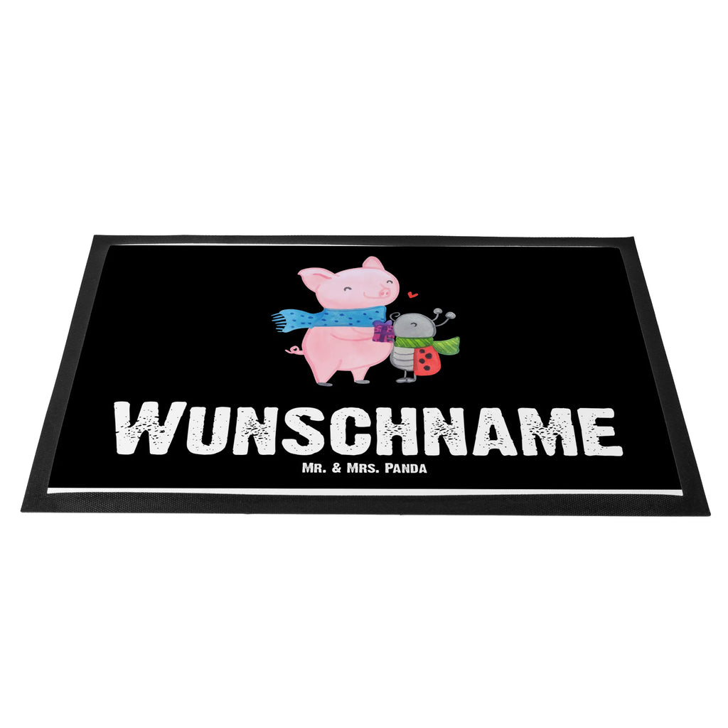 Personalisierte Fußmatte Glühschwein Smörle Personalisierung, Personalisierte Fußmatte, Türvorleger mit Namen, Wunschnamen, Namensfussmatte, Personalisiert, Fußmatte Bedrucken, Türvorleger Personalisiert, Haustürmatte Personalisiert, Bedrucken, Fußmatte mit Namen, Wintermotiv, Heiligabend, Advent, Weihnachten, Nikolaus, Weihnachtsdeko, Winter, Romantische Geschenkidee Glühwein, Süßer Marienkäfer Gibt Geschenk, Glühwein Liebhaber Geschenk, Glühwein Ist Köstlich Spruch, Kreatives Glühschwein Design, Winterlicher Glühwein Spruch, Marienkäfer in Winterkleidung, Herzliches Marienkäfer Motiv, Smörle Der Stolze Marienkäfer, Handgezeichnetes Glühschwein