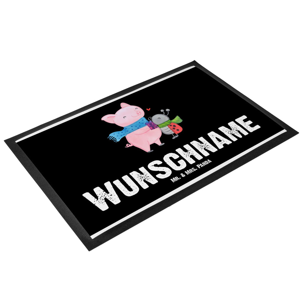 Personalisierte Fußmatte Glühschwein Smörle Personalisierung, Personalisierte Fußmatte, Türvorleger mit Namen, Wunschnamen, Namensfussmatte, Personalisiert, Fußmatte Bedrucken, Türvorleger Personalisiert, Haustürmatte Personalisiert, Bedrucken, Fußmatte mit Namen, Wintermotiv, Heiligabend, Advent, Weihnachten, Nikolaus, Weihnachtsdeko, Winter, Romantische Geschenkidee Glühwein, Süßer Marienkäfer Gibt Geschenk, Glühwein Liebhaber Geschenk, Glühwein Ist Köstlich Spruch, Kreatives Glühschwein Design, Winterlicher Glühwein Spruch, Marienkäfer in Winterkleidung, Herzliches Marienkäfer Motiv, Smörle Der Stolze Marienkäfer, Handgezeichnetes Glühschwein