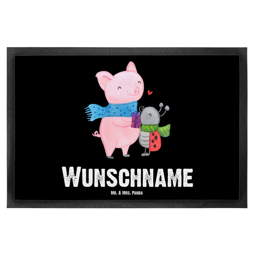 Personalisierte Fußmatte Glühschwein Smörle Personalisierung, Personalisierte Fußmatte, Türvorleger mit Namen, Wunschnamen, Namensfussmatte, Personalisiert, Fußmatte Bedrucken, Türvorleger Personalisiert, Haustürmatte Personalisiert, Bedrucken, Fußmatte mit Namen, Wintermotiv, Heiligabend, Advent, Weihnachten, Nikolaus, Weihnachtsdeko, Winter, Romantische Geschenkidee Glühwein, Süßer Marienkäfer Gibt Geschenk, Glühwein Liebhaber Geschenk, Glühwein Ist Köstlich Spruch, Kreatives Glühschwein Design, Winterlicher Glühwein Spruch, Marienkäfer in Winterkleidung, Herzliches Marienkäfer Motiv, Smörle Der Stolze Marienkäfer, Handgezeichnetes Glühschwein