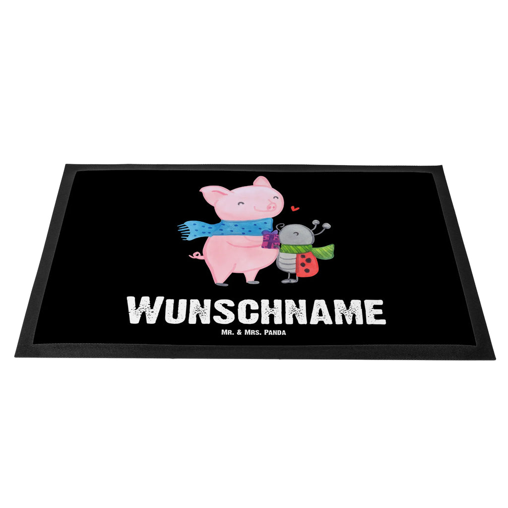 Personalisierte Fußmatte Glühschwein Smörle Personalisierung, Personalisierte Fußmatte, Türvorleger mit Namen, Wunschnamen, Namensfussmatte, Personalisiert, Fußmatte Bedrucken, Türvorleger Personalisiert, Haustürmatte Personalisiert, Bedrucken, Fußmatte mit Namen, Wintermotiv, Heiligabend, Advent, Weihnachten, Nikolaus, Weihnachtsdeko, Winter, Romantische Geschenkidee Glühwein, Süßer Marienkäfer Gibt Geschenk, Glühwein Liebhaber Geschenk, Glühwein Ist Köstlich Spruch, Kreatives Glühschwein Design, Winterlicher Glühwein Spruch, Marienkäfer in Winterkleidung, Herzliches Marienkäfer Motiv, Smörle Der Stolze Marienkäfer, Handgezeichnetes Glühschwein