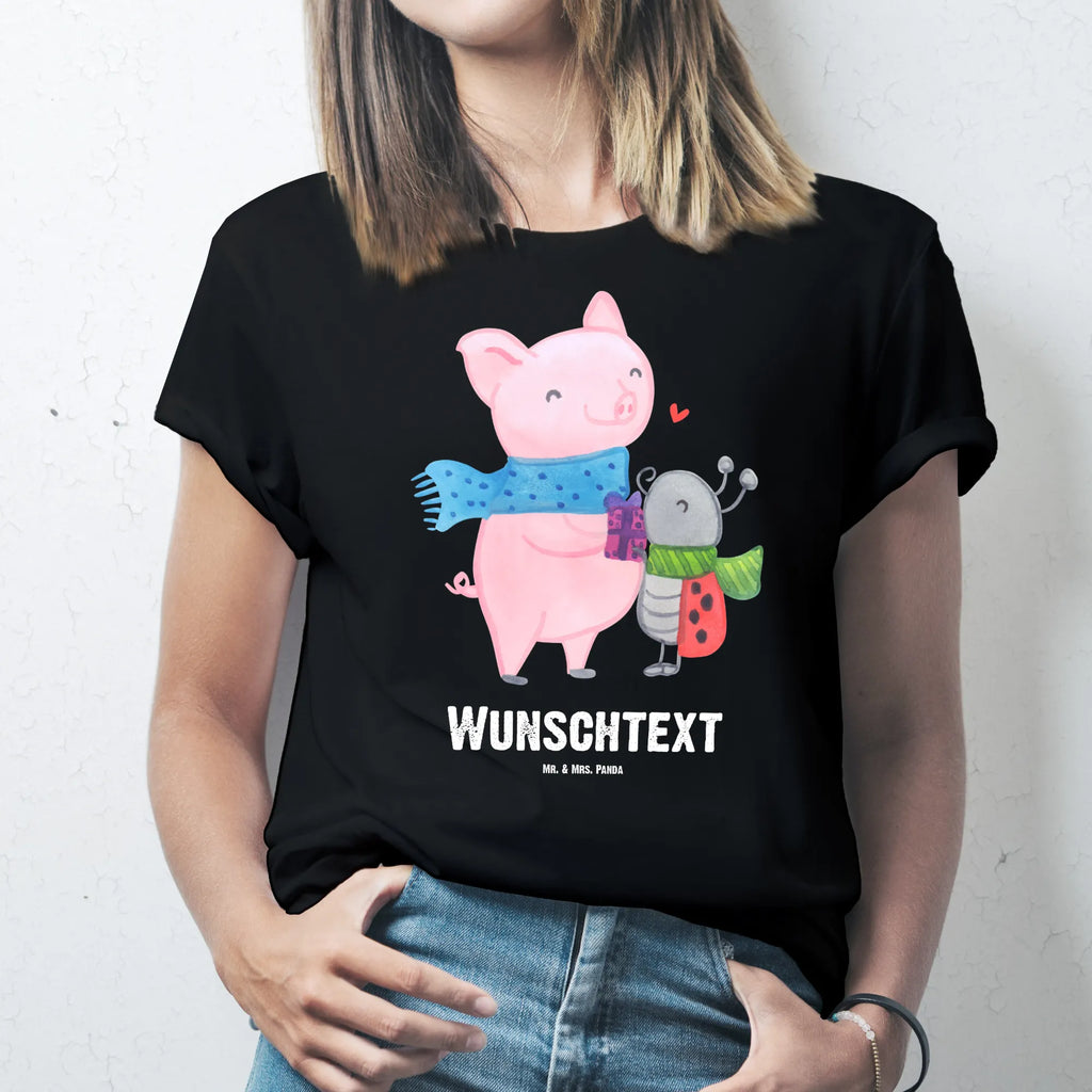 Personalised T-Shirt Glow Pig Snuggle T-Shirt mit Aufruck, T-Shirt mit Namen, T-Shirt Personalisiert, Nikolaus, Weihnachtsdeko, Weihnachten, Winter, Wintermotiv, Heiligabend, Advent, Marienkäfer in Winterkleidung, Glühwein Ist Köstlich Spruch, Handgezeichnetes Glühschwein, Süßer Marienkäfer Gibt Geschenk, Winterlicher Glühwein Spruch, Glühwein Liebhaber Geschenk, Kreatives Glühschwein Design, Herzliches Marienkäfer Motiv, Romantische Geschenkidee Glühwein, Smörle Der Stolze Marienkäfer