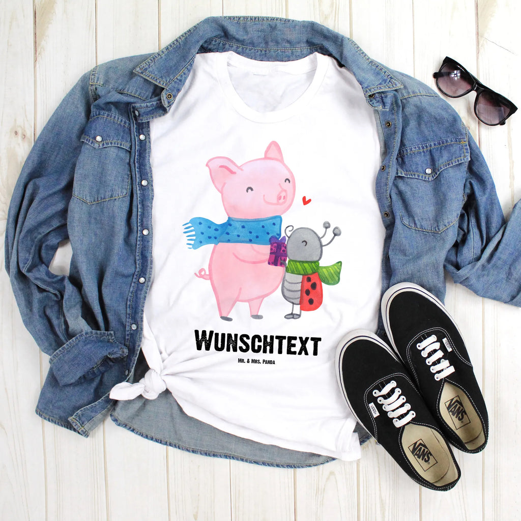 Personalised T-Shirt Glow Pig Snuggle T-Shirt mit Aufruck, T-Shirt mit Namen, T-Shirt Personalisiert, Nikolaus, Weihnachtsdeko, Weihnachten, Winter, Wintermotiv, Heiligabend, Advent, Marienkäfer in Winterkleidung, Glühwein Ist Köstlich Spruch, Handgezeichnetes Glühschwein, Süßer Marienkäfer Gibt Geschenk, Winterlicher Glühwein Spruch, Glühwein Liebhaber Geschenk, Kreatives Glühschwein Design, Herzliches Marienkäfer Motiv, Romantische Geschenkidee Glühwein, Smörle Der Stolze Marienkäfer