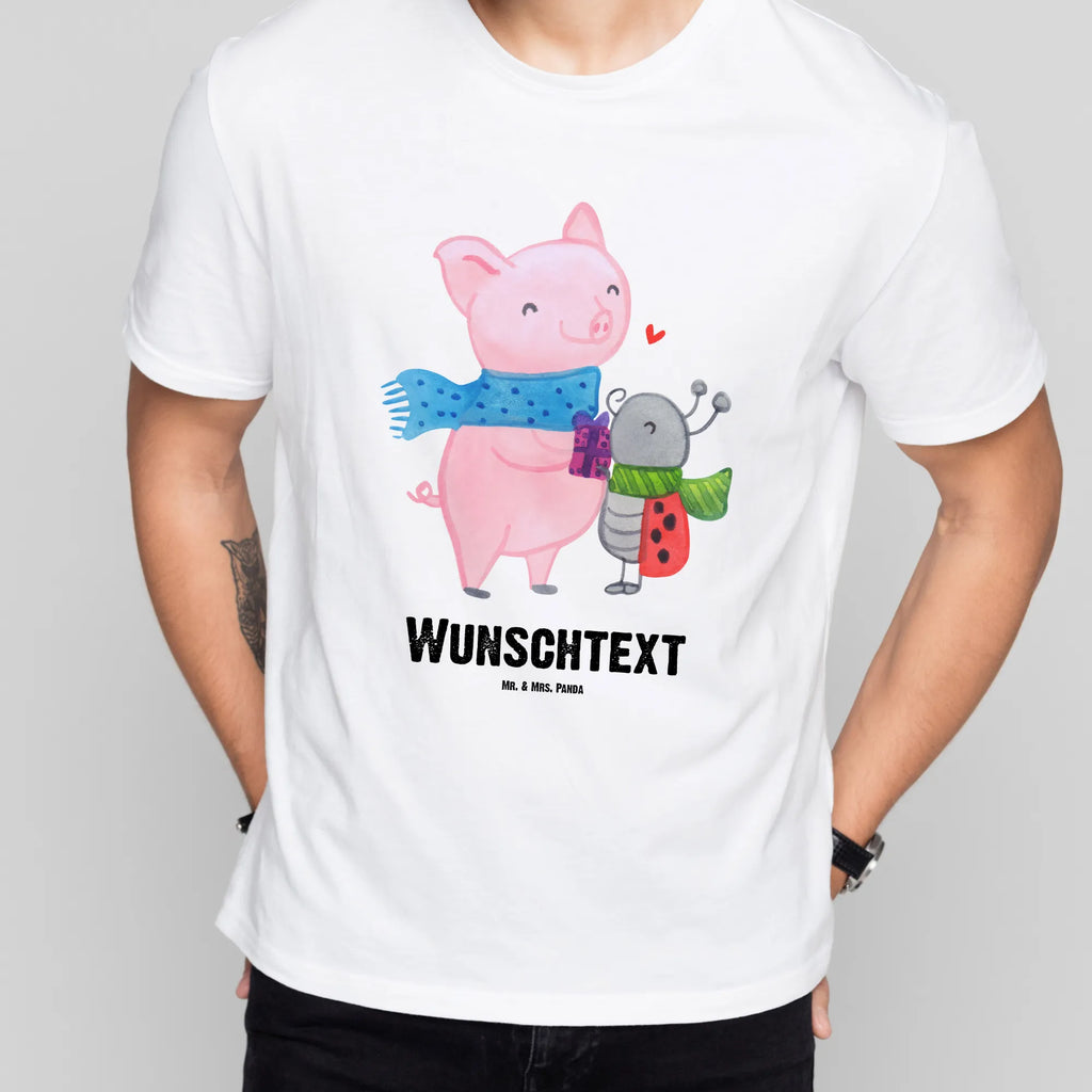 Personalised T-Shirt Glow Pig Snuggle T-Shirt mit Aufruck, T-Shirt mit Namen, T-Shirt Personalisiert, Nikolaus, Weihnachtsdeko, Weihnachten, Winter, Wintermotiv, Heiligabend, Advent, Marienkäfer in Winterkleidung, Glühwein Ist Köstlich Spruch, Handgezeichnetes Glühschwein, Süßer Marienkäfer Gibt Geschenk, Winterlicher Glühwein Spruch, Glühwein Liebhaber Geschenk, Kreatives Glühschwein Design, Herzliches Marienkäfer Motiv, Romantische Geschenkidee Glühwein, Smörle Der Stolze Marienkäfer