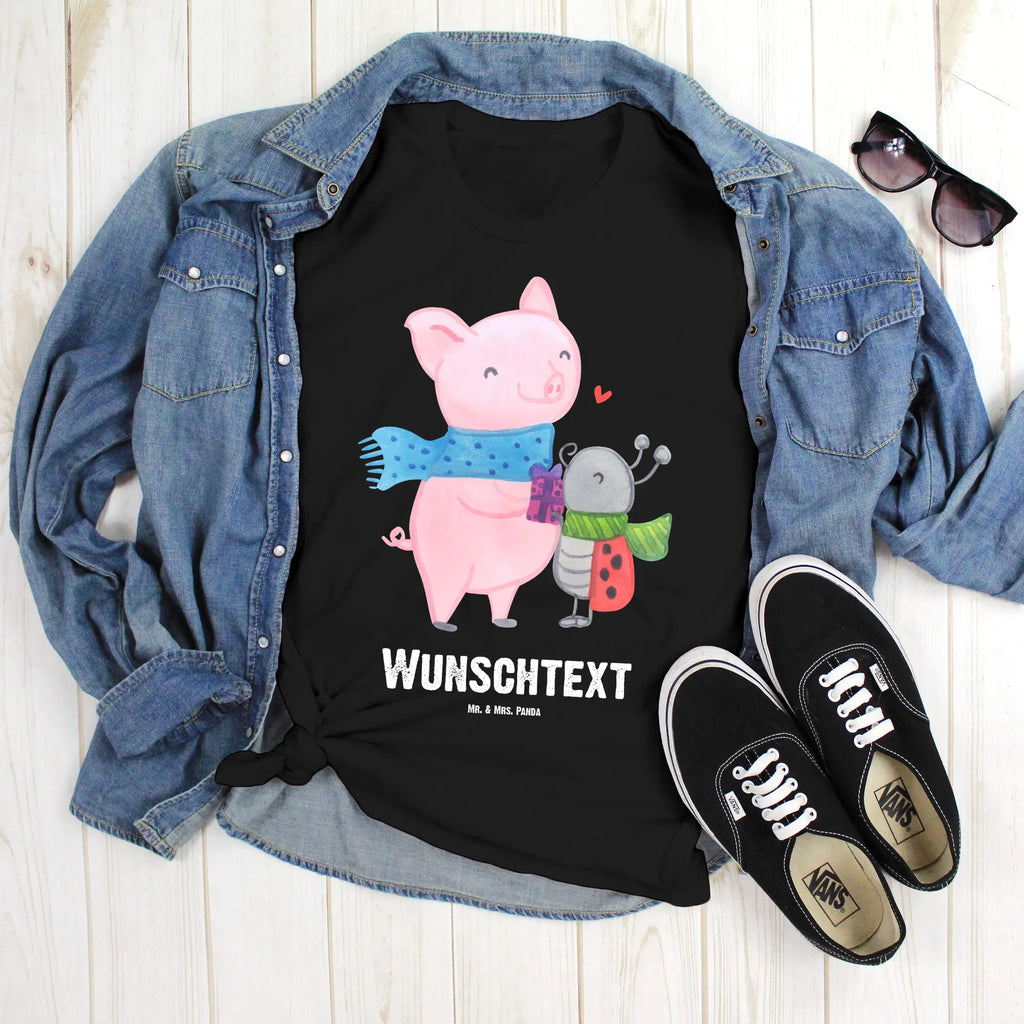 Personalised T-Shirt Glow Pig Snuggle T-Shirt mit Aufruck, T-Shirt mit Namen, T-Shirt Personalisiert, Nikolaus, Weihnachtsdeko, Weihnachten, Winter, Wintermotiv, Heiligabend, Advent, Marienkäfer in Winterkleidung, Glühwein Ist Köstlich Spruch, Handgezeichnetes Glühschwein, Süßer Marienkäfer Gibt Geschenk, Winterlicher Glühwein Spruch, Glühwein Liebhaber Geschenk, Kreatives Glühschwein Design, Herzliches Marienkäfer Motiv, Romantische Geschenkidee Glühwein, Smörle Der Stolze Marienkäfer