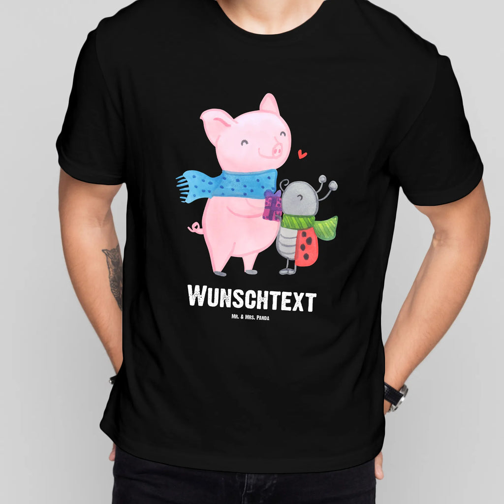 Personalised T-Shirt Glow Pig Snuggle T-Shirt mit Aufruck, T-Shirt mit Namen, T-Shirt Personalisiert, Nikolaus, Weihnachtsdeko, Weihnachten, Winter, Wintermotiv, Heiligabend, Advent, Marienkäfer in Winterkleidung, Glühwein Ist Köstlich Spruch, Handgezeichnetes Glühschwein, Süßer Marienkäfer Gibt Geschenk, Winterlicher Glühwein Spruch, Glühwein Liebhaber Geschenk, Kreatives Glühschwein Design, Herzliches Marienkäfer Motiv, Romantische Geschenkidee Glühwein, Smörle Der Stolze Marienkäfer