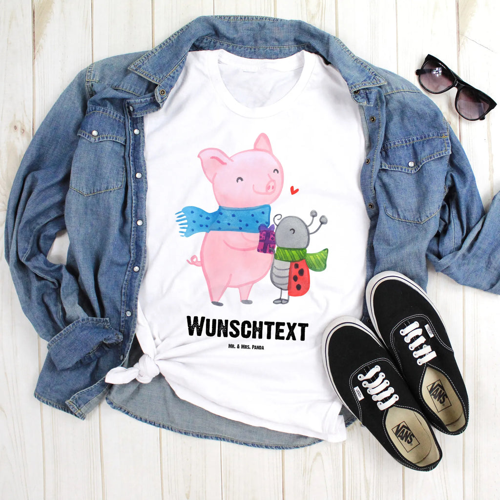 Personalised T-Shirt Glow Pig Snuggle T-Shirt mit Aufruck, T-Shirt mit Namen, T-Shirt Personalisiert, Nikolaus, Weihnachtsdeko, Weihnachten, Winter, Wintermotiv, Heiligabend, Advent, Marienkäfer in Winterkleidung, Glühwein Ist Köstlich Spruch, Handgezeichnetes Glühschwein, Süßer Marienkäfer Gibt Geschenk, Winterlicher Glühwein Spruch, Glühwein Liebhaber Geschenk, Kreatives Glühschwein Design, Herzliches Marienkäfer Motiv, Romantische Geschenkidee Glühwein, Smörle Der Stolze Marienkäfer