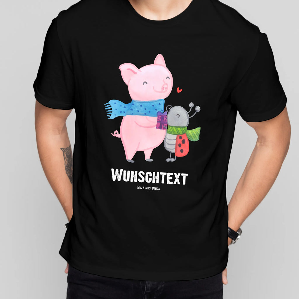 Personalised T-Shirt Glow Pig Snuggle T-Shirt mit Aufruck, T-Shirt mit Namen, T-Shirt Personalisiert, Nikolaus, Weihnachtsdeko, Weihnachten, Winter, Wintermotiv, Heiligabend, Advent, Marienkäfer in Winterkleidung, Glühwein Ist Köstlich Spruch, Handgezeichnetes Glühschwein, Süßer Marienkäfer Gibt Geschenk, Winterlicher Glühwein Spruch, Glühwein Liebhaber Geschenk, Kreatives Glühschwein Design, Herzliches Marienkäfer Motiv, Romantische Geschenkidee Glühwein, Smörle Der Stolze Marienkäfer