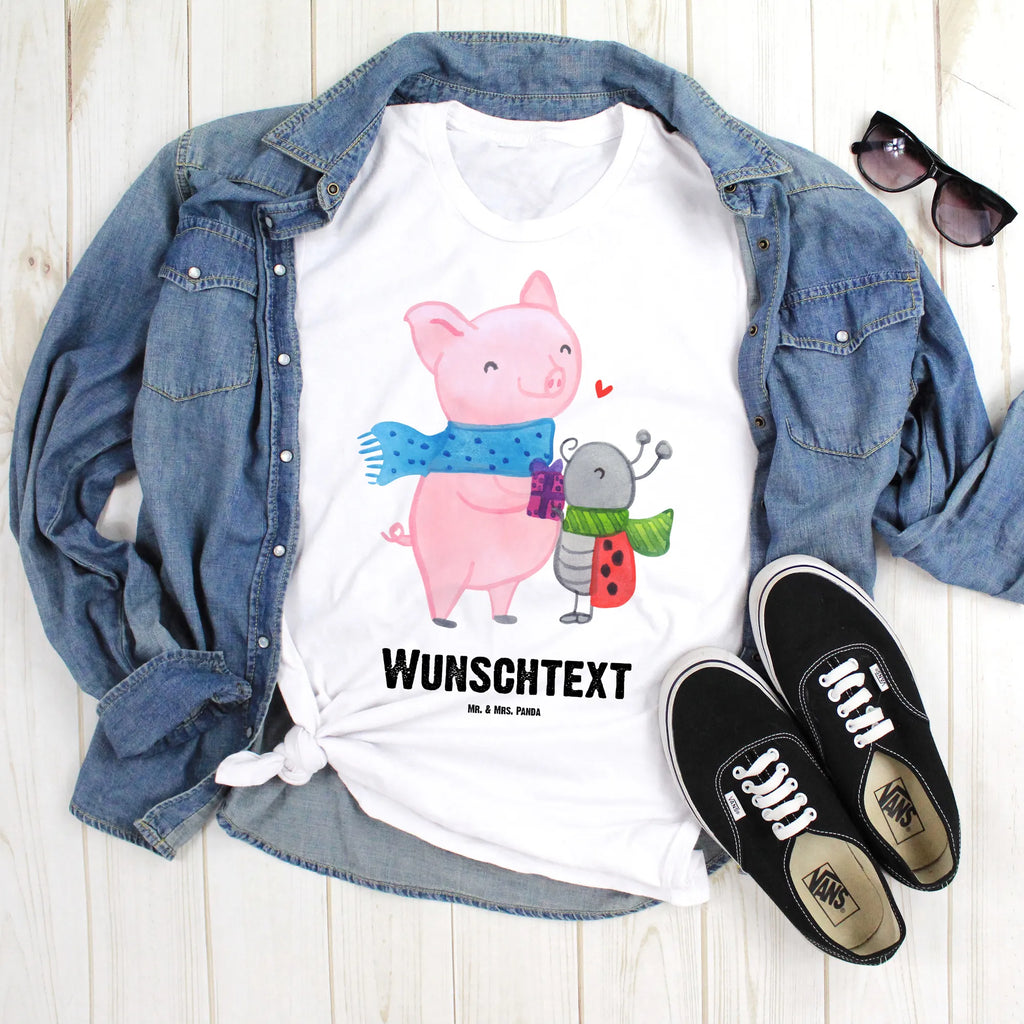 Personalised T-Shirt Glow Pig Snuggle T-Shirt mit Aufruck, T-Shirt mit Namen, T-Shirt Personalisiert, Nikolaus, Weihnachtsdeko, Weihnachten, Winter, Wintermotiv, Heiligabend, Advent, Marienkäfer in Winterkleidung, Glühwein Ist Köstlich Spruch, Handgezeichnetes Glühschwein, Süßer Marienkäfer Gibt Geschenk, Winterlicher Glühwein Spruch, Glühwein Liebhaber Geschenk, Kreatives Glühschwein Design, Herzliches Marienkäfer Motiv, Romantische Geschenkidee Glühwein, Smörle Der Stolze Marienkäfer