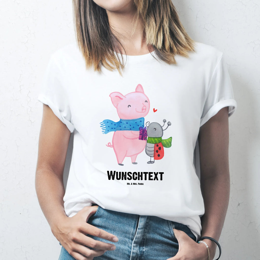 Personalised T-Shirt Glow Pig Snuggle T-Shirt mit Aufruck, T-Shirt mit Namen, T-Shirt Personalisiert, Nikolaus, Weihnachtsdeko, Weihnachten, Winter, Wintermotiv, Heiligabend, Advent, Marienkäfer in Winterkleidung, Glühwein Ist Köstlich Spruch, Handgezeichnetes Glühschwein, Süßer Marienkäfer Gibt Geschenk, Winterlicher Glühwein Spruch, Glühwein Liebhaber Geschenk, Kreatives Glühschwein Design, Herzliches Marienkäfer Motiv, Romantische Geschenkidee Glühwein, Smörle Der Stolze Marienkäfer