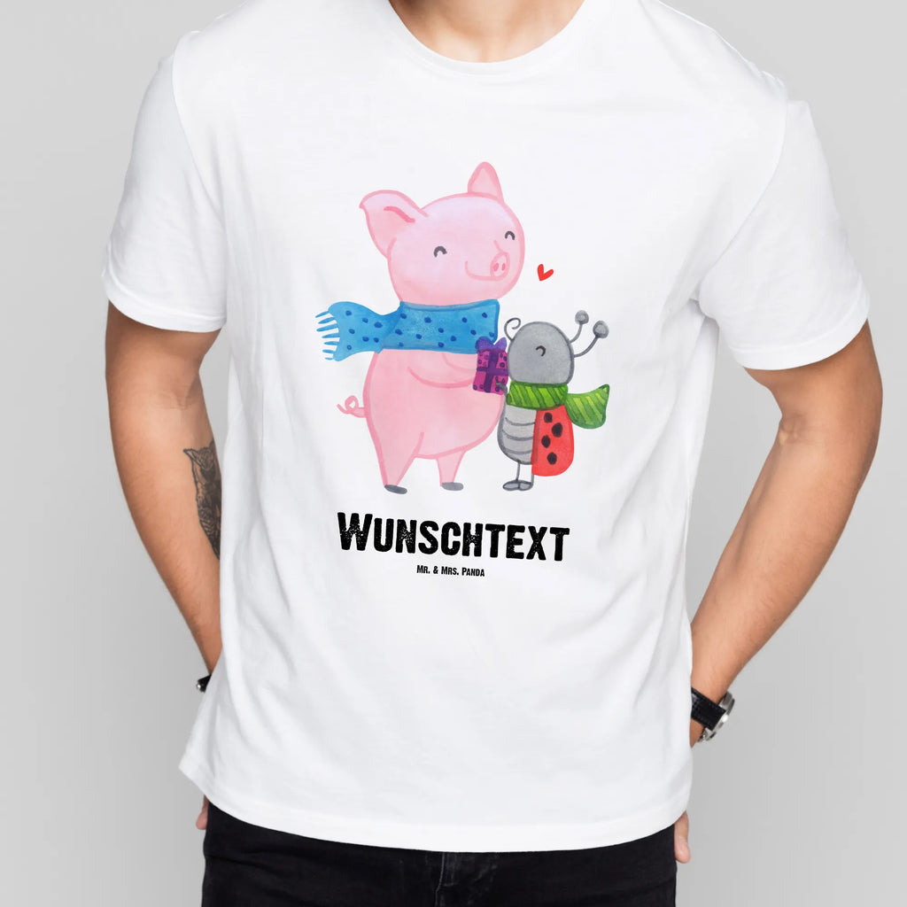 Personalised T-Shirt Glow Pig Snuggle T-Shirt mit Aufruck, T-Shirt mit Namen, T-Shirt Personalisiert, Nikolaus, Weihnachtsdeko, Weihnachten, Winter, Wintermotiv, Heiligabend, Advent, Marienkäfer in Winterkleidung, Glühwein Ist Köstlich Spruch, Handgezeichnetes Glühschwein, Süßer Marienkäfer Gibt Geschenk, Winterlicher Glühwein Spruch, Glühwein Liebhaber Geschenk, Kreatives Glühschwein Design, Herzliches Marienkäfer Motiv, Romantische Geschenkidee Glühwein, Smörle Der Stolze Marienkäfer