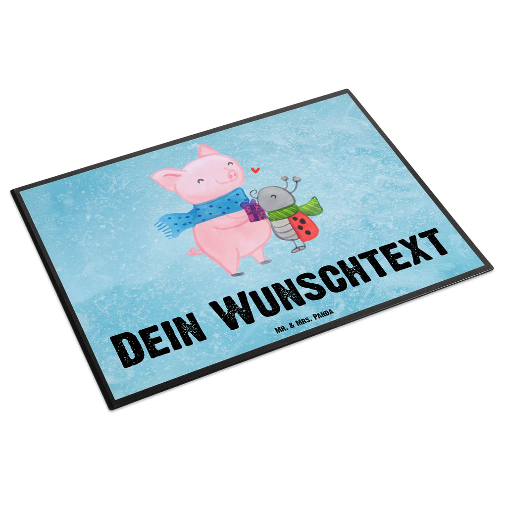 Personalisierte Schreibtischunterlage Glühschwein Smörle Personalisierte Schreibtischauflage, Personalisierte Schreibunterlage, Personalisierte Schreibtisch Unterlagen, Namensaufdruck, Selbst gestalten, Namenspersonalisierung, Schreibtischauflage mit Namen, Schreibunterlage mit Namen, Schreibtisch Unterlagen mit Namen, Winter, Weihnachten, Weihnachtsdeko, Nikolaus, Advent, Heiligabend, Wintermotiv, Kreatives Glühschwein Design, Winterlicher Glühwein Spruch, Handgezeichnetes Glühschwein, Süßer Marienkäfer gibt Geschenk, Herzliches Marienkäfer Motiv, Smörle der stolze Marienkäfer, Glühwein ist köstlich Spruch, Romantische Geschenkidee Glühwein, Glühwein Liebhaber Geschenk, Marienkäfer in Winterkleidung