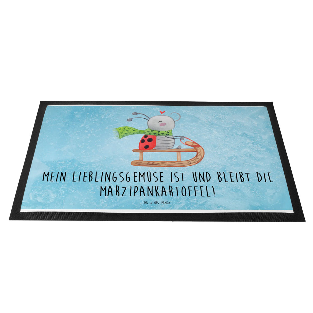Doormat Smörle sledding fußmatte, sauberlaufmatten, Schmutzmatte, schmutzfangmatten, Schmutzfangteppich, Eingangsmatte, Haustürmatte, Eingangsteppich, außenmatte, Fußabstreifer, flurmatte, Schmutzfangmatte, Abtretmatte, hausmatte, Fußabtreter, matte haustür, Sauberlaufmatte, Schmutzfänger, Türvorleger, Schuhabstreifer, Fussmatte, Fußmatten, abstreifer, Türmatte, türmatten, Abtreter, Weihnachten, Winter, Weihnachtsdeko, Nikolaus, Advent, Heiligabend, Wintermotiv, Schlittenfahren, Marzipan, Smörle