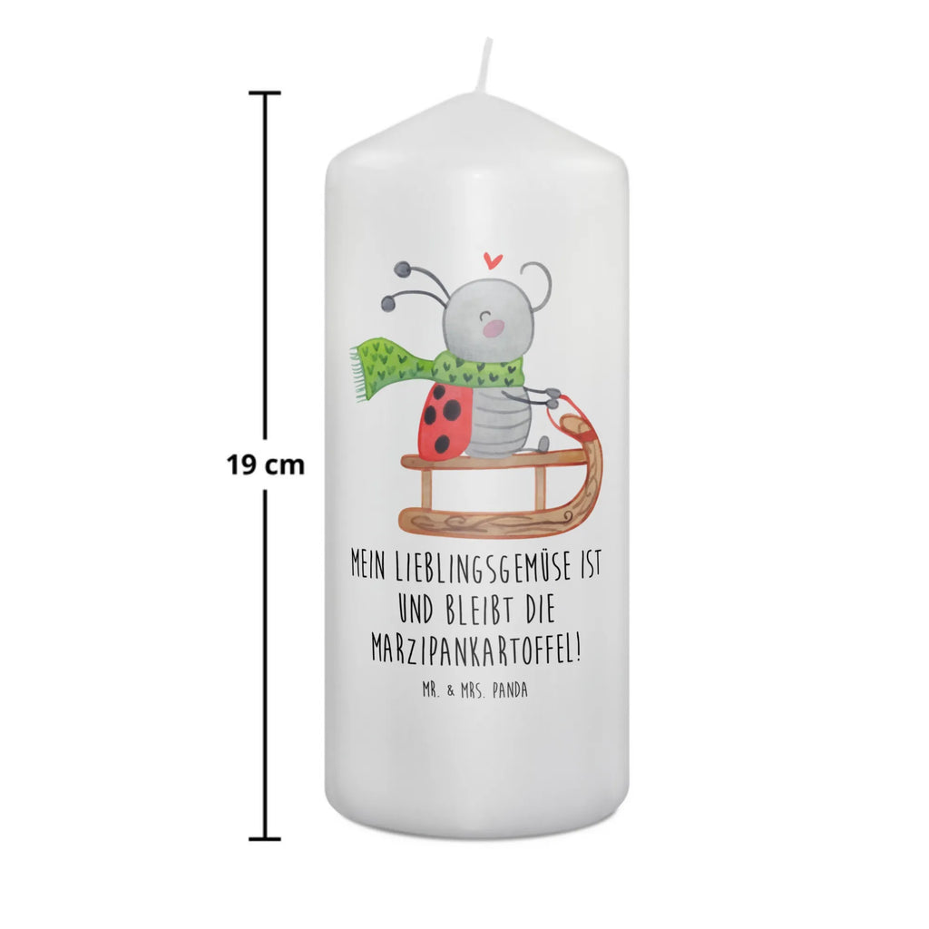 Kerze Smörle Rodeln Kerze, Taufkerze, Kommunionskerze, Geburtstagskerze, Geschenk Kerze, Taufgeschenk Kerze, Kerze mit Druck, Besondere Kerze, Geschenkidee Kerze, Kerze für Kommunion, Geburtstag Kerze, Kommunion Kerze, Winter, Weihnachten, Weihnachtsdeko, Nikolaus, Advent, Heiligabend, Wintermotiv, Schlittenfahren, Smörle, Marzipan