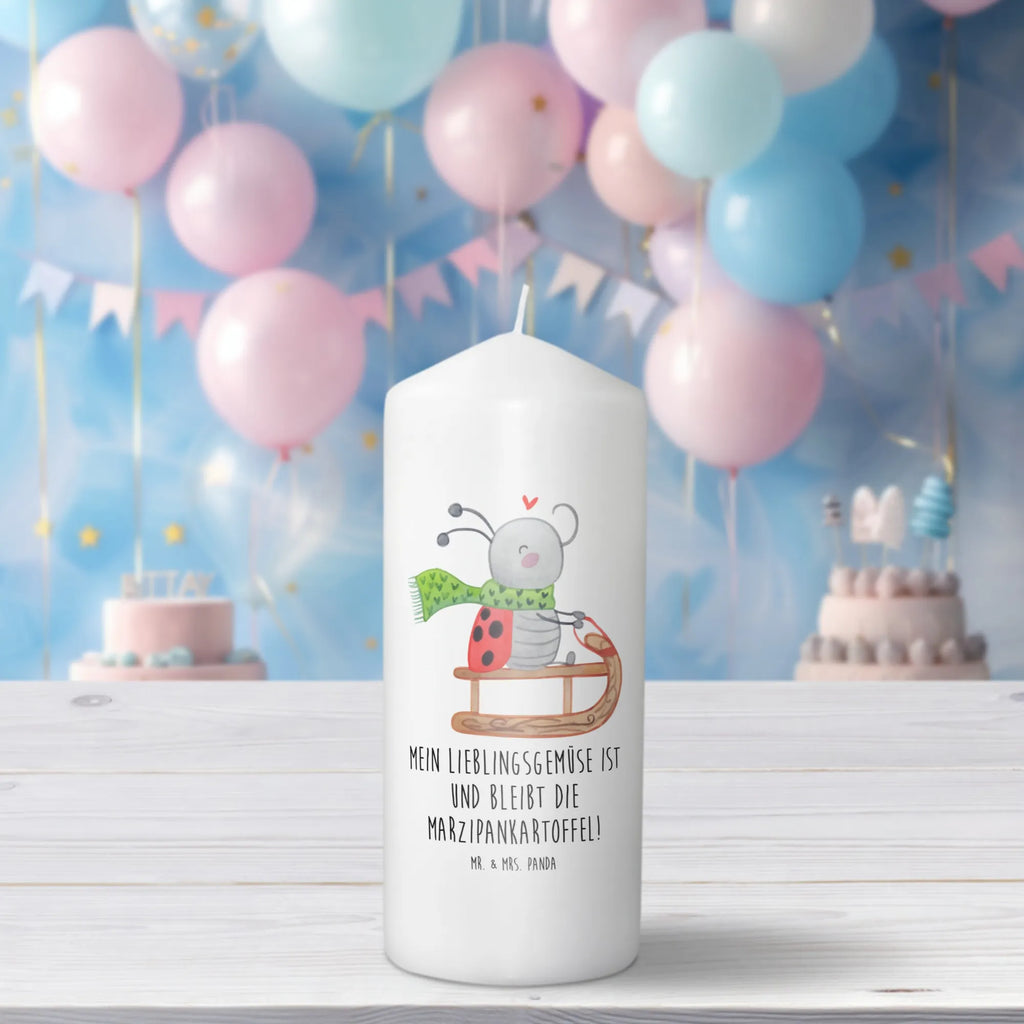 Kerze Smörle Rodeln Kerze, Taufkerze, Kommunionskerze, Geburtstagskerze, Geschenk Kerze, Taufgeschenk Kerze, Kerze mit Druck, Besondere Kerze, Geschenkidee Kerze, Kerze für Kommunion, Geburtstag Kerze, Kommunion Kerze, Winter, Weihnachten, Weihnachtsdeko, Nikolaus, Advent, Heiligabend, Wintermotiv, Schlittenfahren, Smörle, Marzipan