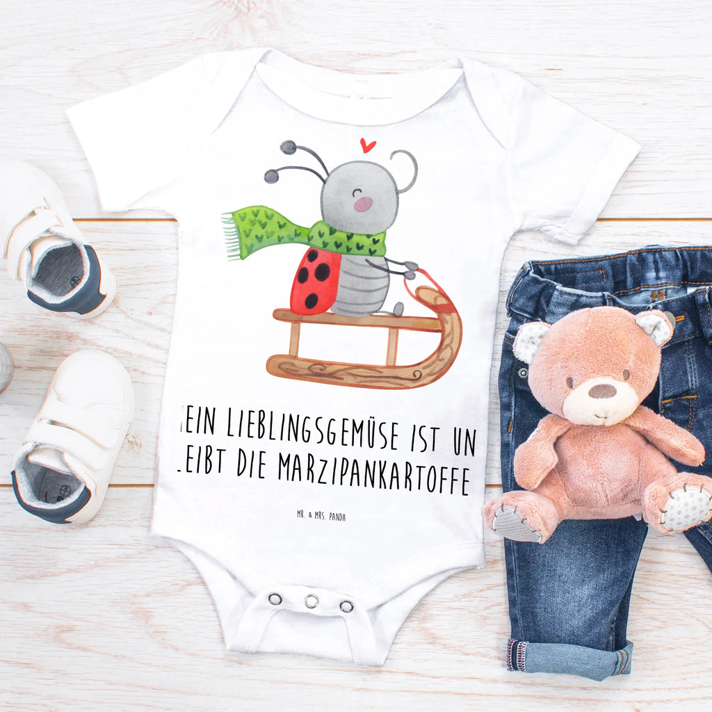 Baby Body Smörle Rodeln Wickelbody, Baby-Body, Baby-Kleidung, Babykleidung, Babystrampler, Strampler, Baby-Overall, Baby-Romper, Kurzarm-Strampler, Baby-Strampler, Baby Erstausstattung, Winter, Weihnachten, Weihnachtsdeko, Nikolaus, Advent, Heiligabend, Wintermotiv, Schlittenfahren, Smörle, Marzipan