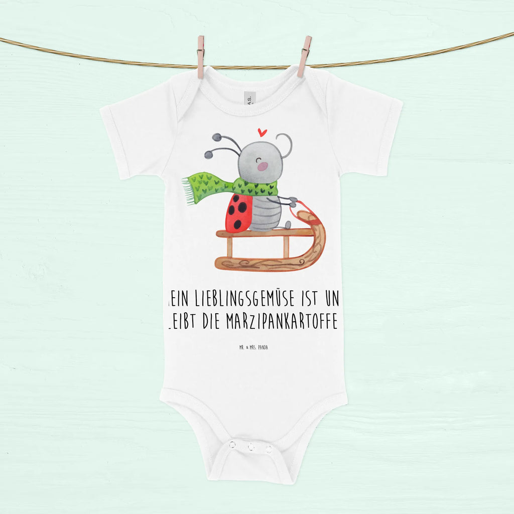 Baby Body Smörle Rodeln Wickelbody, Baby-Body, Baby-Kleidung, Babykleidung, Babystrampler, Strampler, Baby-Overall, Baby-Romper, Kurzarm-Strampler, Baby-Strampler, Baby Erstausstattung, Winter, Weihnachten, Weihnachtsdeko, Nikolaus, Advent, Heiligabend, Wintermotiv, Schlittenfahren, Smörle, Marzipan
