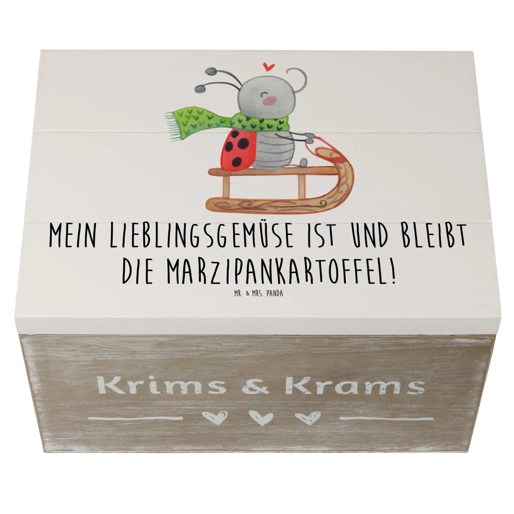 Holzkiste Smörle Rodeln box holz, aufbewahrungskiste mit deckel, aufbewahrungsboxen, Holzkiste mit Deckel, Holz Aufbewahrungsbox, truhe holz, holzschatulle, Holzkiste, Aufbewahrungsbox, Holztruhe, Aufbewahrungsbox aus Holz, aufbewahrungskisten, Schatulle, Holzboxen, aufbewahrungstruhe, Aufbewahrungsbox Holz, Holzbox, holzschachtel, Box aus Holz, kiste holz, holzkästchen, Holzkisten, Aufbewahrungskiste, holztruhen, Holzbox mit Deckel, Weihnachten, Nikolaus, Advent, Wintermotiv, Heiligabend, Winter, Weihnachtsdeko, Schlittenfahren, Marzipan, Smörle