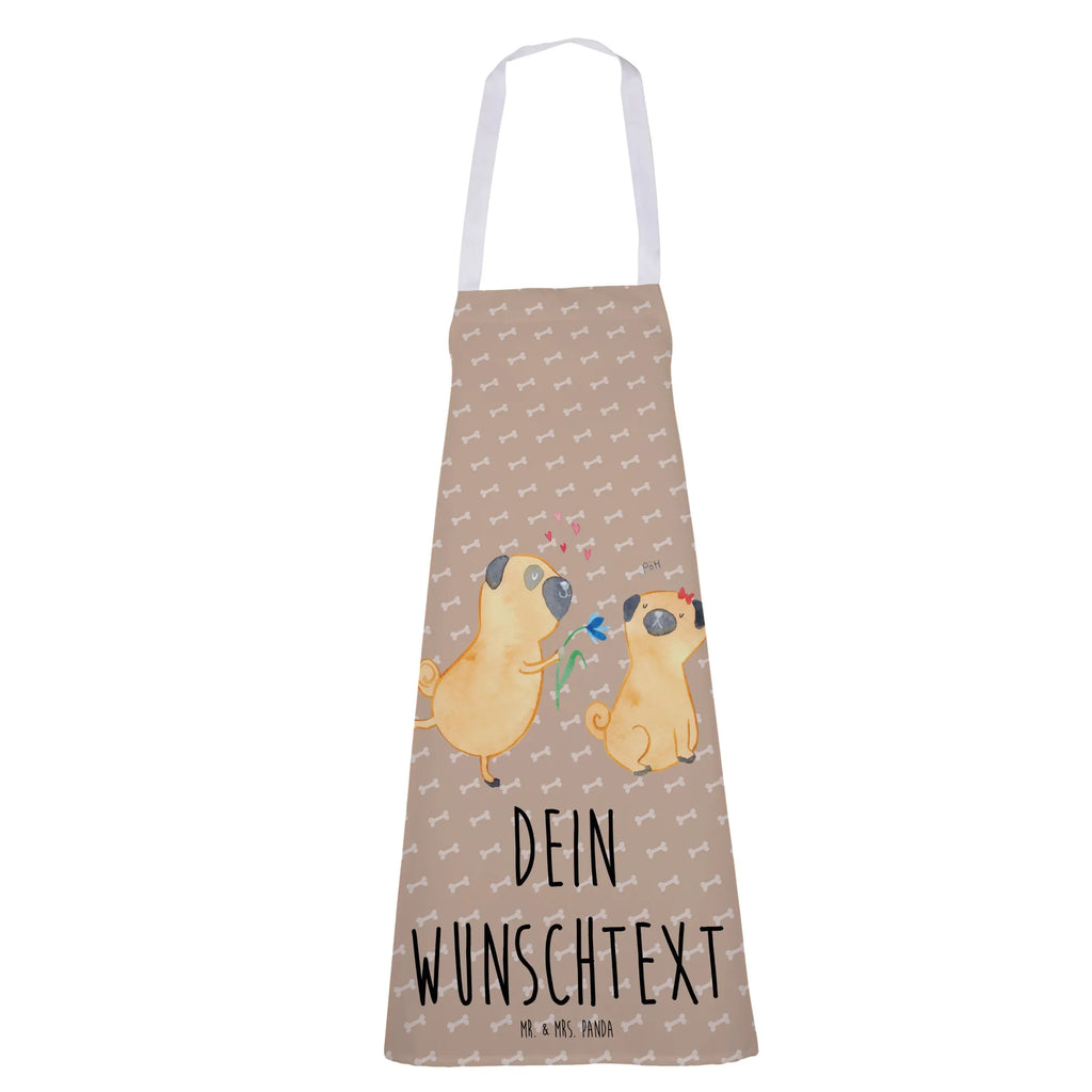 Personalisierte Kochschürze Mops verliebt Design Schürze Mit Personalisierung, Pflegeleichte Schürze Mit Namen, Backschürze Mit Wunschtext, Lustige Schürze Mit Wunschtext, Kochschürze Mit Wunschtext, Schürze Zum Grillen Personalisiert, Schürze Für Profikoch Mit Wunschtext, Damen Schürze Mit Namen, Alltagsschürze Mit Wunschtext, Moderne Grillschürze Mit Namen, Handgemachte Schürze Mit Namen, Schürze Mit Spruch Und Namen, Kinderschürze Personalisiert, Latzschürze Mit Personalisierung, Schürze Für Weihnachten Personalisiert, Grillparty Schürze Mit Namen, Schürze Aus Leinen Mit Wunschtext, Baumwollschürze Mit Namen, Schürze Für Hobbykoch Mit Namen, Küchenschürze Mit Gravur, Geburtstagsschürze Mit Namen, Geschenk Schürze Mit Wunschtext, Schürze Für Küche Mit Wunschtext, Schürze Zum Kochen Mit Namen, Personalisierte Kochschürze, Schürze Aus Polyester Personalisiert, Grillschürze Mit Namen, Herren Schürze Mit Wunschtext, Unisex Schürze Mit Wunschtext, Kochschürze Mit Namen, Klassische Küchenschürze Mit Namen, Hund, Hundemotiv, Haustier, Hunderasse, Tierliebhaber, Hundebesitzer, Sprüche, Partner, verliebt, Möpse, Geschenk Freund, Liebesspruch. Verlobt, Hundeliebe, Mops, Liebe