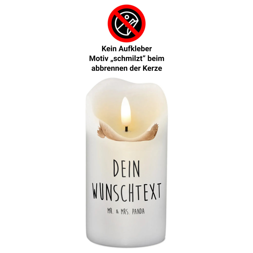 Personalisierte Kerze Bär Morgenkaffee Stumpenkerze Mit Namensgravur, Laternenkerze Mit Namensdruck, Kerze Mit Prägung Und Wunschname, Kerzen-Set Mit Namensgravur, Kerze Für Geburtstag Mit Wunschname, Kerze Für Hochzeit Mit Namensgravur, Duftkerze Mit Namen, Teelicht Mit Namensdruck, Personalisierte Kerze, Grabkerze Mit Namensgravur, Fair-Trade-Kerze Mit Namensgravur, Metall-Kerze Mit Namensgravur, Votivkerze Mit Wunschname, Streukerze Mit Namensdruck, Kerze Mit Namen, Andachtskerze Mit Namensgravur, Kommunionkerze Mit Namen, Osterkerze Mit Namen, Firmungskerze Mit Wunschname, Schwimmkerze Mit Namen, Stearinkerze Mit Gravur, Bienenwachskerze Mit Wunschname, Bio-Kerze Mit Wunschname, Adventskerze Mit Wunschname, LED-Kerze Mit Wunschname, Trauerkerze Mit Namen, Kerze Mit Spruch Und Namen, Gedenkkerze Mit Namen, Stabkerze Mit Gravur, Holz-Kerze Mit Namen, Handgemachte Kerze Mit Wunschname, Weihnachtskerze Mit Namensgravur, Gartenkerze Mit Namen, Glas-Kerze Mit Wunschname, Sojawachskerze Mit Namensdruck, Tafelkerze Mit Wunschname, Gastgeschenk Kerze Mit Namen, Tischkerze Mit Namensdruck, Taufekerze Mit Namensgravur, Handgegossene Kerze Mit Namen, Blockkerze Mit Namensdruck, Outdoor-Kerze Mit Namensgravur, Liebe, Partner, Freund, Freundin, Ehemann, Ehefrau, Heiraten, Verlobung, Heiratsantrag, Liebesgeschenk, Jahrestag, Hocheitstag, Valentinstag, Geschenk für Partner, Mitbringsel, für Ehemann, für Männer, Geschenk für Frauen, Liebesbeweis, Geschenk für Freundin, Hochzeitstag