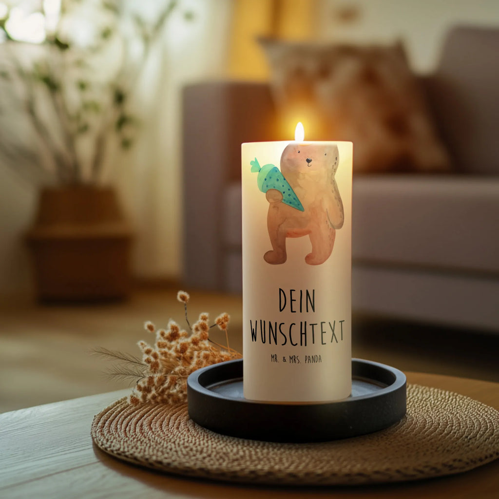Personalizowana świeca Niedźwiedź Torebka szkolna Adventskerze Mit Wunschname, Trauerkerze Mit Namen, Tischkerze Mit Namensdruck, Kommunionkerze Mit Namen, Laternenkerze Mit Namensdruck, Gartenkerze Mit Namen, Blockkerze Mit Namensdruck, Kerzen-Set Mit Namensgravur, Handgemachte Kerze Mit Wunschname, Votivkerze Mit Wunschname, Andachtskerze Mit Namensgravur, Kerze Mit Prägung Und Wunschname, Kerze Mit Namen, Weihnachtskerze Mit Namensgravur, Kerze Mit Spruch Und Namen, Outdoor-Kerze Mit Namensgravur, Streukerze Mit Namensdruck, Firmungskerze Mit Wunschname, Duftkerze Mit Namen, Personalisierte Kerze, Gedenkkerze Mit Namen, Teelicht Mit Namensdruck, Kerze Für Hochzeit Mit Namensgravur, Metall-Kerze Mit Namensgravur, Stearinkerze Mit Gravur, Kerze Für Geburtstag Mit Wunschname, Glas-Kerze Mit Wunschname, Sojawachskerze Mit Namensdruck, Taufekerze Mit Namensgravur, Bio-Kerze Mit Wunschname, Stabkerze Mit Gravur, Bienenwachskerze Mit Wunschname, Holz-Kerze Mit Namen, Tafelkerze Mit Wunschname, Osterkerze Mit Namen, Gastgeschenk Kerze Mit Namen, LED-Kerze Mit Wunschname, Handgegossene Kerze Mit Namen, Fair-Trade-Kerze Mit Namensgravur, Grabkerze Mit Namensgravur, Schwimmkerze Mit Namen, Stumpenkerze Mit Namensgravur, Teddy, Bär, Teddybär, Bär Motiv, Grundschule, Schulbeginn, Schultüte, Einschulung Geschenk, Schulanfang, Schule Geschenk, Erster Schultag Geschenk