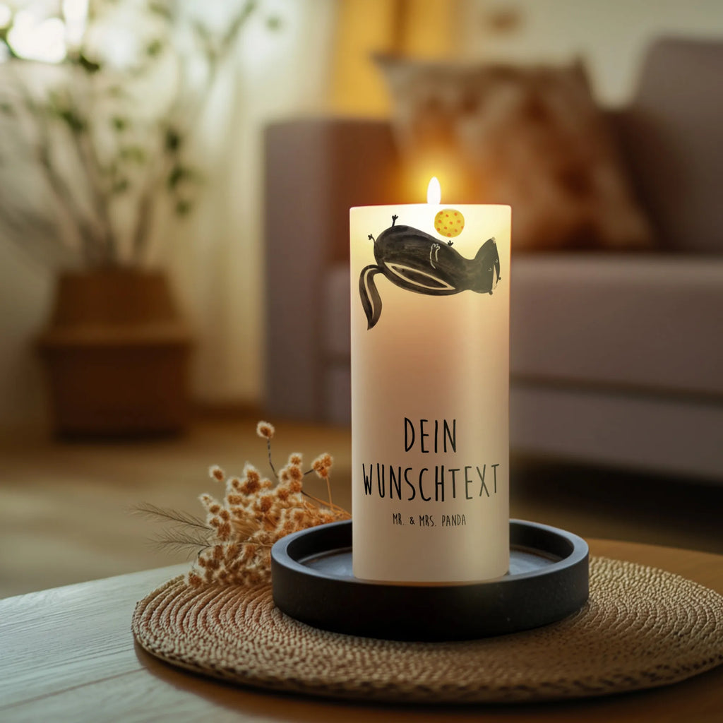 Personalised candle skunk ball Bienenwachskerze Mit Wunschname, Kerze Mit Spruch Und Namen, Bio-Kerze Mit Wunschname, Kommunionkerze Mit Namen, Kerze Für Hochzeit Mit Namensgravur, Taufekerze Mit Namensgravur, Duftkerze Mit Namen, Personalisierte Kerze, Trauerkerze Mit Namen, Kerzen-Set Mit Namensgravur, Firmungskerze Mit Wunschname, Grabkerze Mit Namensgravur, Gastgeschenk Kerze Mit Namen, Blockkerze Mit Namensdruck, Andachtskerze Mit Namensgravur, Kerze Mit Namen, Streukerze Mit Namensdruck, Laternenkerze Mit Namensdruck, Votivkerze Mit Wunschname, Glas-Kerze Mit Wunschname, Stearinkerze Mit Gravur, Stumpenkerze Mit Namensgravur, Holz-Kerze Mit Namen, Gartenkerze Mit Namen, Kerze Für Geburtstag Mit Wunschname, Osterkerze Mit Namen, Fair-Trade-Kerze Mit Namensgravur, Tafelkerze Mit Wunschname, Handgemachte Kerze Mit Wunschname, Adventskerze Mit Wunschname, Schwimmkerze Mit Namen, Stabkerze Mit Gravur, Outdoor-Kerze Mit Namensgravur, Metall-Kerze Mit Namensgravur, Weihnachtskerze Mit Namensgravur, Sojawachskerze Mit Namensdruck, Gedenkkerze Mit Namen, Teelicht Mit Namensdruck, Handgegossene Kerze Mit Namen, LED-Kerze Mit Wunschname, Tischkerze Mit Namensdruck, Kerze Mit Prägung Und Wunschname, Stinktier, Skunk, Stinker, Weisheit, Stinki, Raubtier, Verspielt, Wildtier