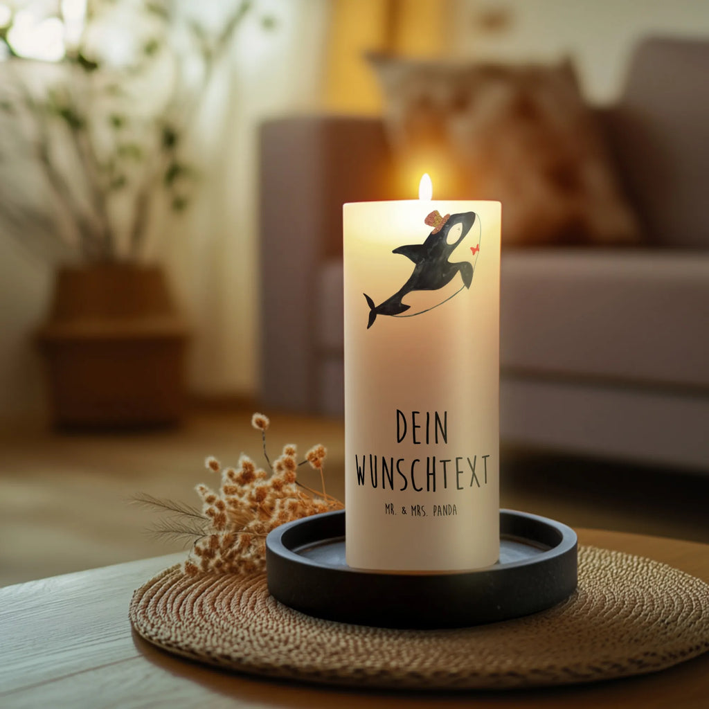 Personalisierte Kerze Orca Zylinder Streukerze Mit Namensdruck, Kerzen-Set Mit Namensgravur, Handgegossene Kerze Mit Namen, Adventskerze Mit Wunschname, Kerze Mit Namen, Holz-Kerze Mit Namen, Gartenkerze Mit Namen, Osterkerze Mit Namen, Trauerkerze Mit Namen, Votivkerze Mit Wunschname, Gastgeschenk Kerze Mit Namen, Taufekerze Mit Namensgravur, Kerze Für Hochzeit Mit Namensgravur, Schwimmkerze Mit Namen, Andachtskerze Mit Namensgravur, Glas-Kerze Mit Wunschname, Kerze Für Geburtstag Mit Wunschname, Fair-Trade-Kerze Mit Namensgravur, Stumpenkerze Mit Namensgravur, LED-Kerze Mit Wunschname, Outdoor-Kerze Mit Namensgravur, Bienenwachskerze Mit Wunschname, Kommunionkerze Mit Namen, Stabkerze Mit Gravur, Stearinkerze Mit Gravur, Kerze Mit Spruch Und Namen, Teelicht Mit Namensdruck, Sojawachskerze Mit Namensdruck, Kerze Mit Prägung Und Wunschname, Firmungskerze Mit Wunschname, Gedenkkerze Mit Namen, Tischkerze Mit Namensdruck, Grabkerze Mit Namensgravur, Personalisierte Kerze, Blockkerze Mit Namensdruck, Duftkerze Mit Namen, Handgemachte Kerze Mit Wunschname, Tafelkerze Mit Wunschname, Metall-Kerze Mit Namensgravur, Bio-Kerze Mit Wunschname, Weihnachtskerze Mit Namensgravur, Laternenkerze Mit Namensdruck, Meerestiere, Meer, Urlaub, Fest, Konfetti, Orca, Feier, Glitter, Glückwunsch, Geburtstag, Fete, Glitzer, Narwal