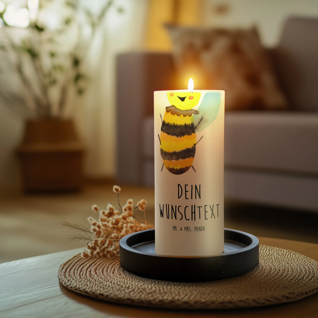 Personalised candle bee happy Stumpenkerze Mit Namensgravur, Stabkerze Mit Gravur, Trauerkerze Mit Namen, Teelicht Mit Namensdruck, Outdoor-Kerze Mit Namensgravur, Osterkerze Mit Namen, Fair-Trade-Kerze Mit Namensgravur, Kommunionkerze Mit Namen, Bio-Kerze Mit Wunschname, Kerze Mit Spruch Und Namen, Weihnachtskerze Mit Namensgravur, Bienenwachskerze Mit Wunschname, Metall-Kerze Mit Namensgravur, Laternenkerze Mit Namensdruck, Holz-Kerze Mit Namen, Gartenkerze Mit Namen, Taufekerze Mit Namensgravur, Kerzen-Set Mit Namensgravur, Gedenkkerze Mit Namen, Gastgeschenk Kerze Mit Namen, Tafelkerze Mit Wunschname, Kerze Mit Prägung Und Wunschname, LED-Kerze Mit Wunschname, Schwimmkerze Mit Namen, Stearinkerze Mit Gravur, Kerze Für Hochzeit Mit Namensgravur, Tischkerze Mit Namensdruck, Sojawachskerze Mit Namensdruck, Adventskerze Mit Wunschname, Blockkerze Mit Namensdruck, Personalisierte Kerze, Grabkerze Mit Namensgravur, Streukerze Mit Namensdruck, Duftkerze Mit Namen, Kerze Für Geburtstag Mit Wunschname, Glas-Kerze Mit Wunschname, Handgegossene Kerze Mit Namen, Votivkerze Mit Wunschname, Kerze Mit Namen, Andachtskerze Mit Namensgravur, Handgemachte Kerze Mit Wunschname, Firmungskerze Mit Wunschname, Biene, Wespe, Hummel